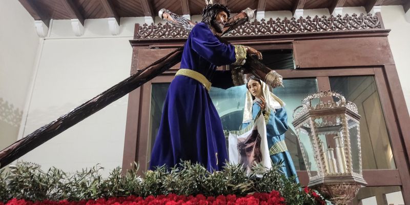 Figura de Crist i de Verònica, guarnits amb flors, la vigília de la processó Figura de Crist i de Verònica, guarnits amb flors, la vigília de la processó