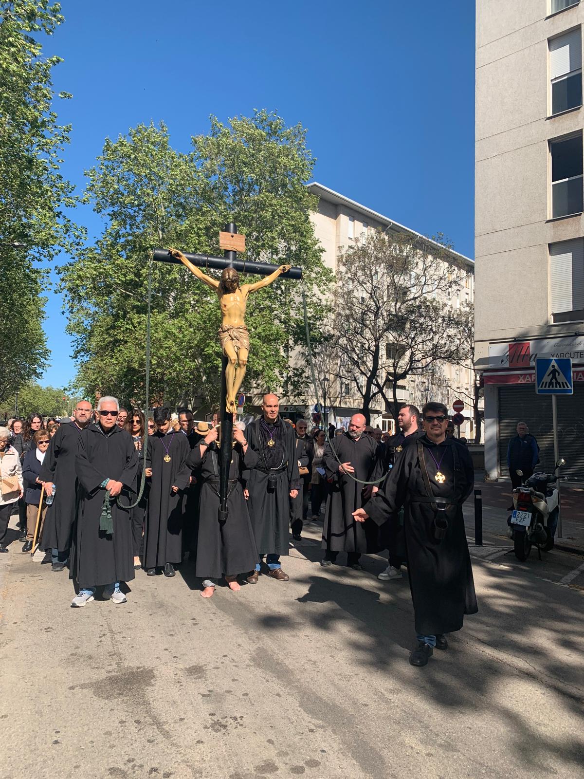 La processó del Via Crucis passant per l'avinguda Espanya