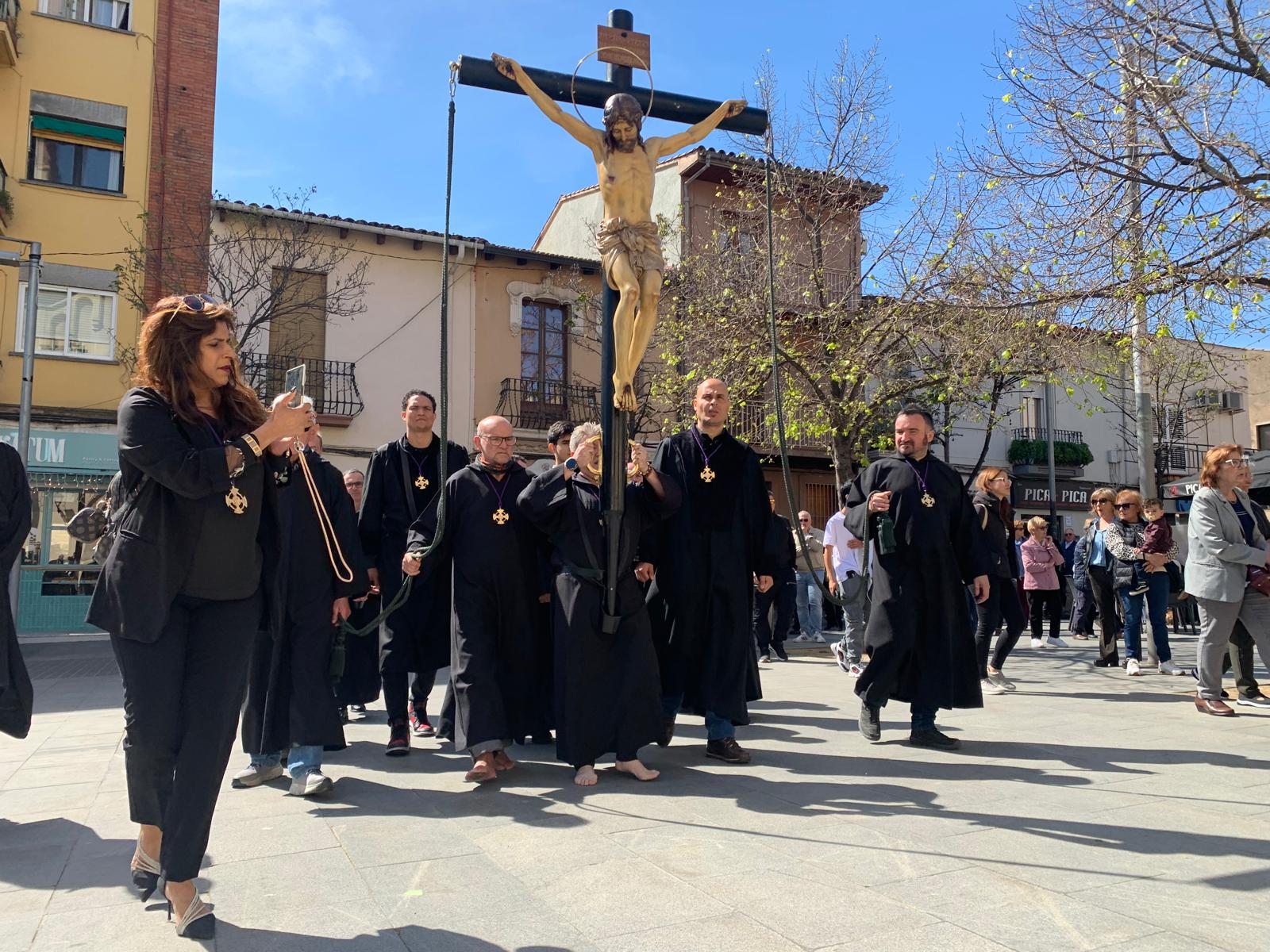 Els portadors entren a la plaça de l'Abat Oliba