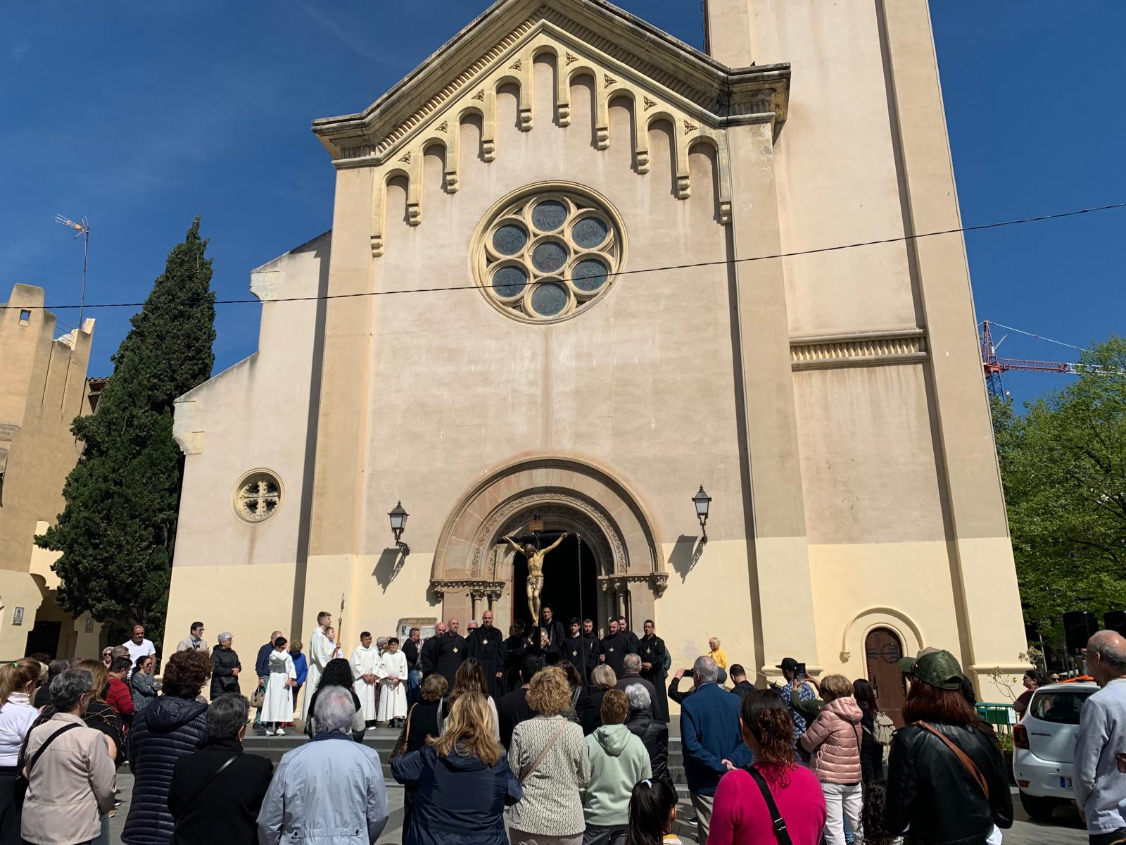 Feligresos i curiosos congregats a la plaça, representació de la tretzena estació