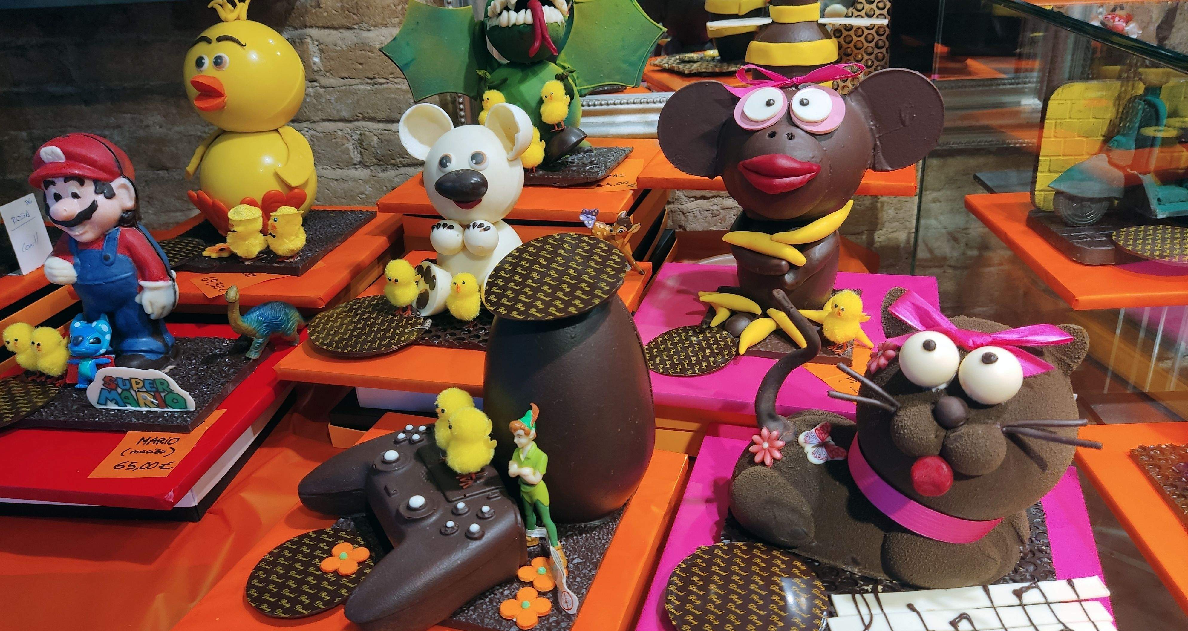 FIgures de xocolata i mones de la pastisseria David Roig