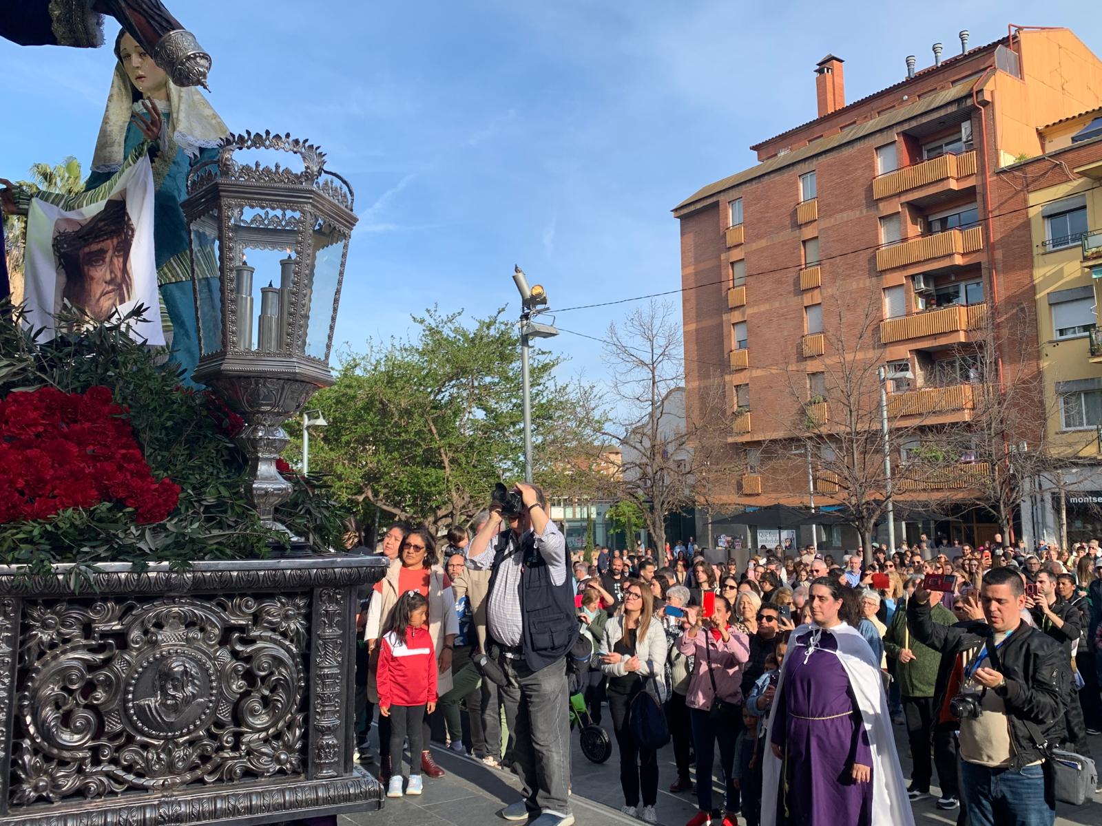Sortida de les imatges de la parròquia de Sant Martí. Fotos: Judit Josa