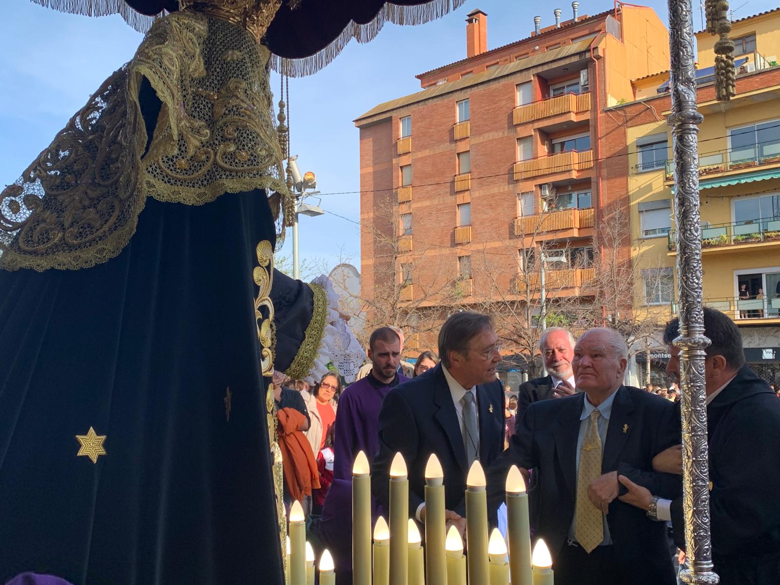 L'expresident de la germandat de la Virgen de la Antigua, Pedro Ramos, amb la verge