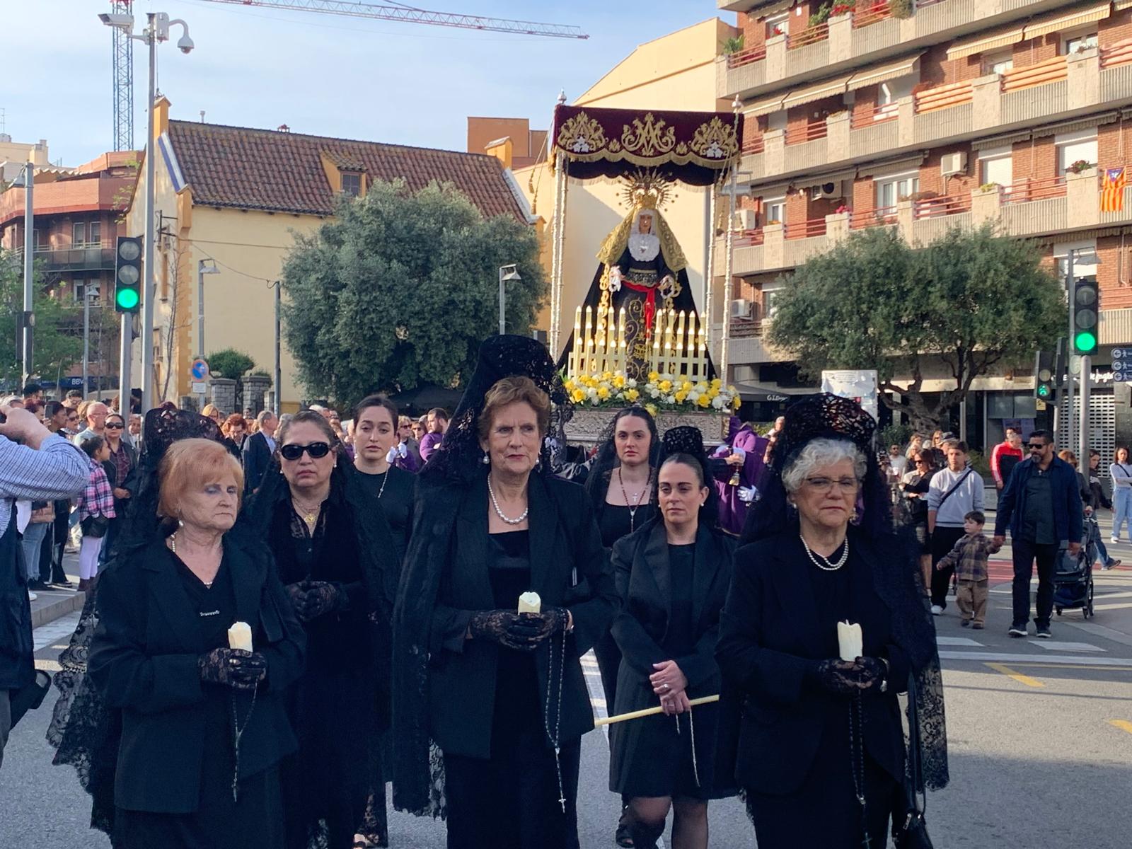 Dones de negre obren el pas a la Verge dels Dolors