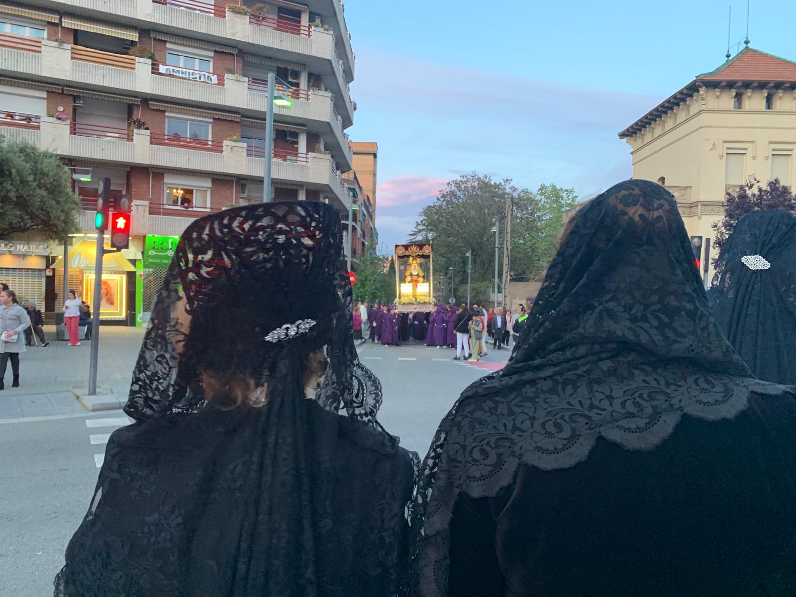 Les dames de negre esperen l'arribada de la Verge