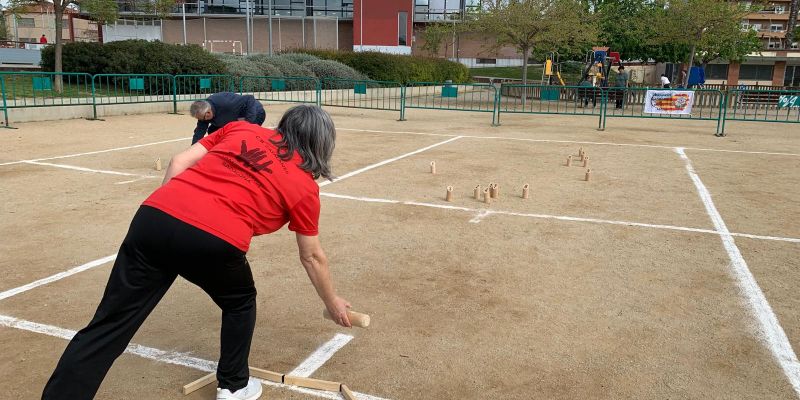 Tothom pot jugar a les bitlles finlandeses, més lleugeres que les catalanes Tothom pot jugar a les bitlles finlandeses, més lleugeres que les catalanes