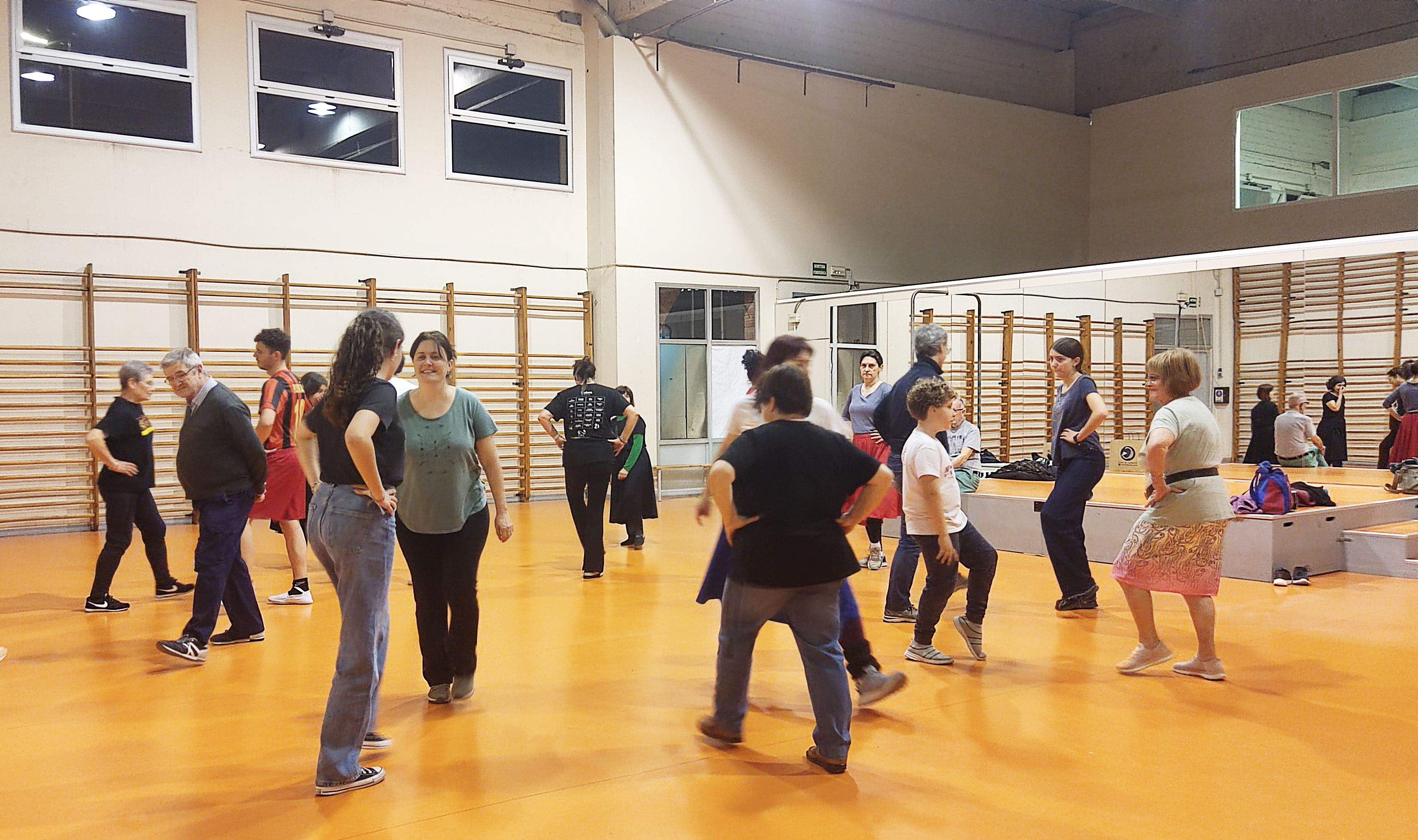 Assaig per a la ballada de la Polca, al gimnàs de la piscina de Can Xarau. Foto: Judit Josa