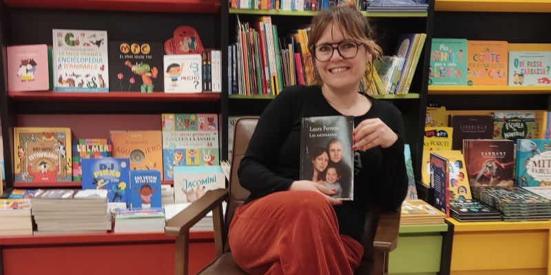 Olivia Pascual, a la llibreria L’Aranya, amb “Los astronautas”. El llibre que la va reconciliar amb la lectura i que ja viu a casa com un més.