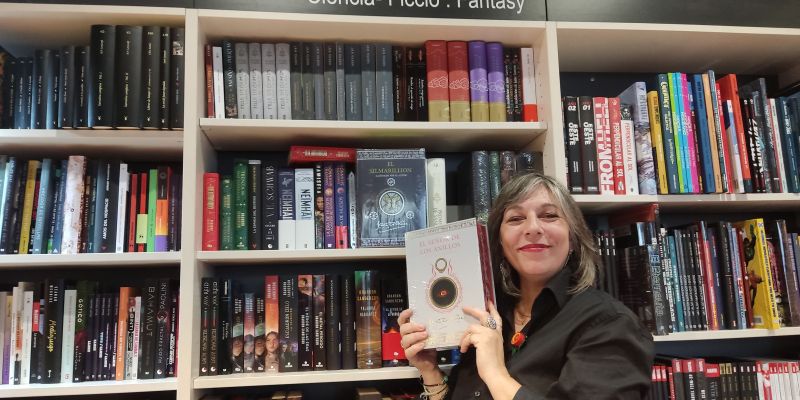 Nieves Collado, a la secció de ciència ficció i fantasia de Nova Éfora, amb l’edició il·lustrada per Tolkien d’“El Señor de los Anillos”. Per somiar a gran escala.