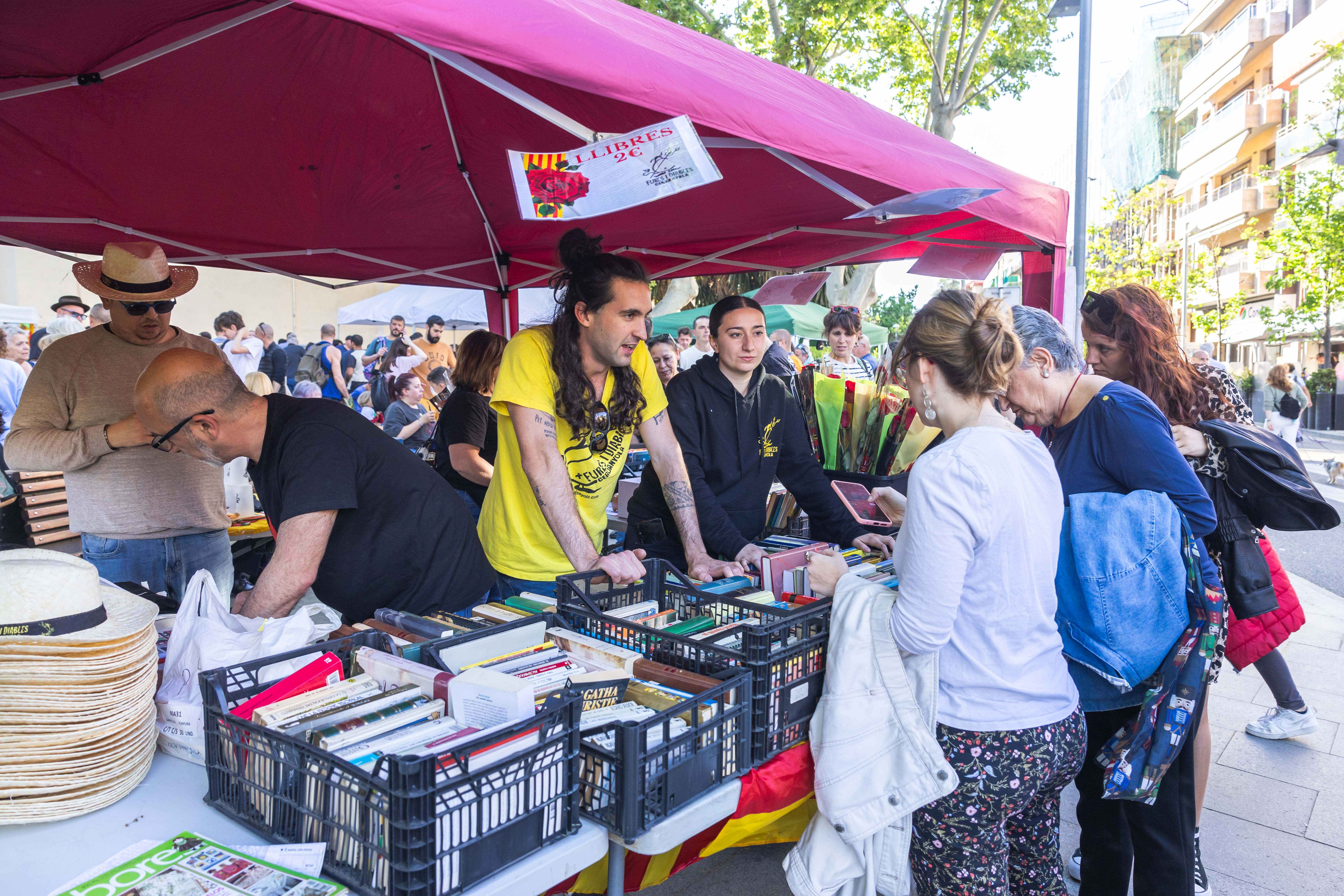 La diada de Sant Jordi 2025 a Cerdanyola. FOTO: Arnau Padilla