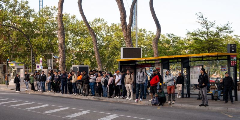 Llargues cues d'espera a l'autobús a causa de l'apagada elèctrica que ha generat que els trens no funcionessin. FOTO: Paula Sama Llargues cues d'espera a l'autobús a causa de l'apagada elèctrica que ha generat que els trens no funcionessin. FOTO: Paula Sama