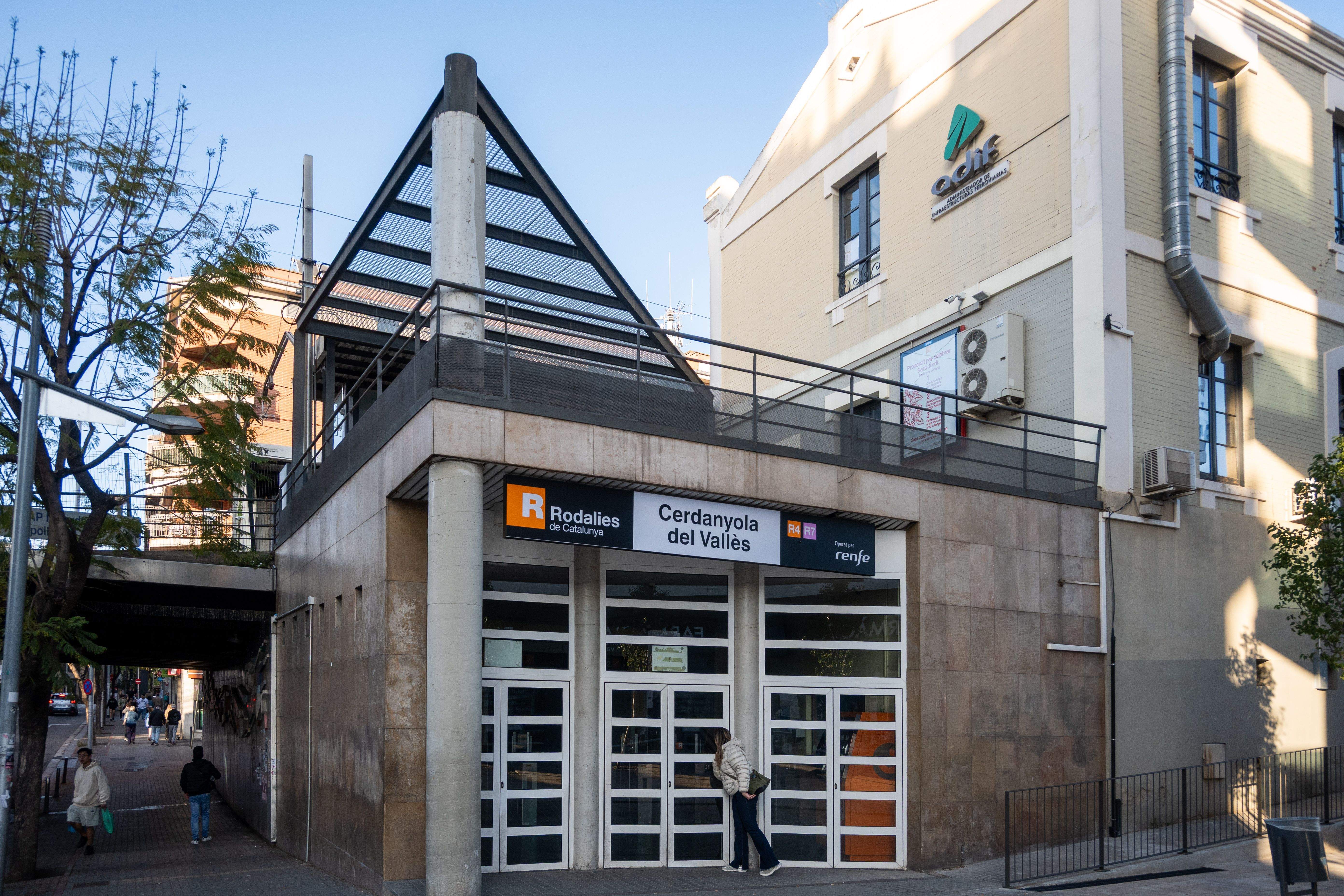 Imatge de l'apagada elèctrica general, el 28 d'abril, a l'estació de tren de Cerdanyola. FOTO: Paula Sama