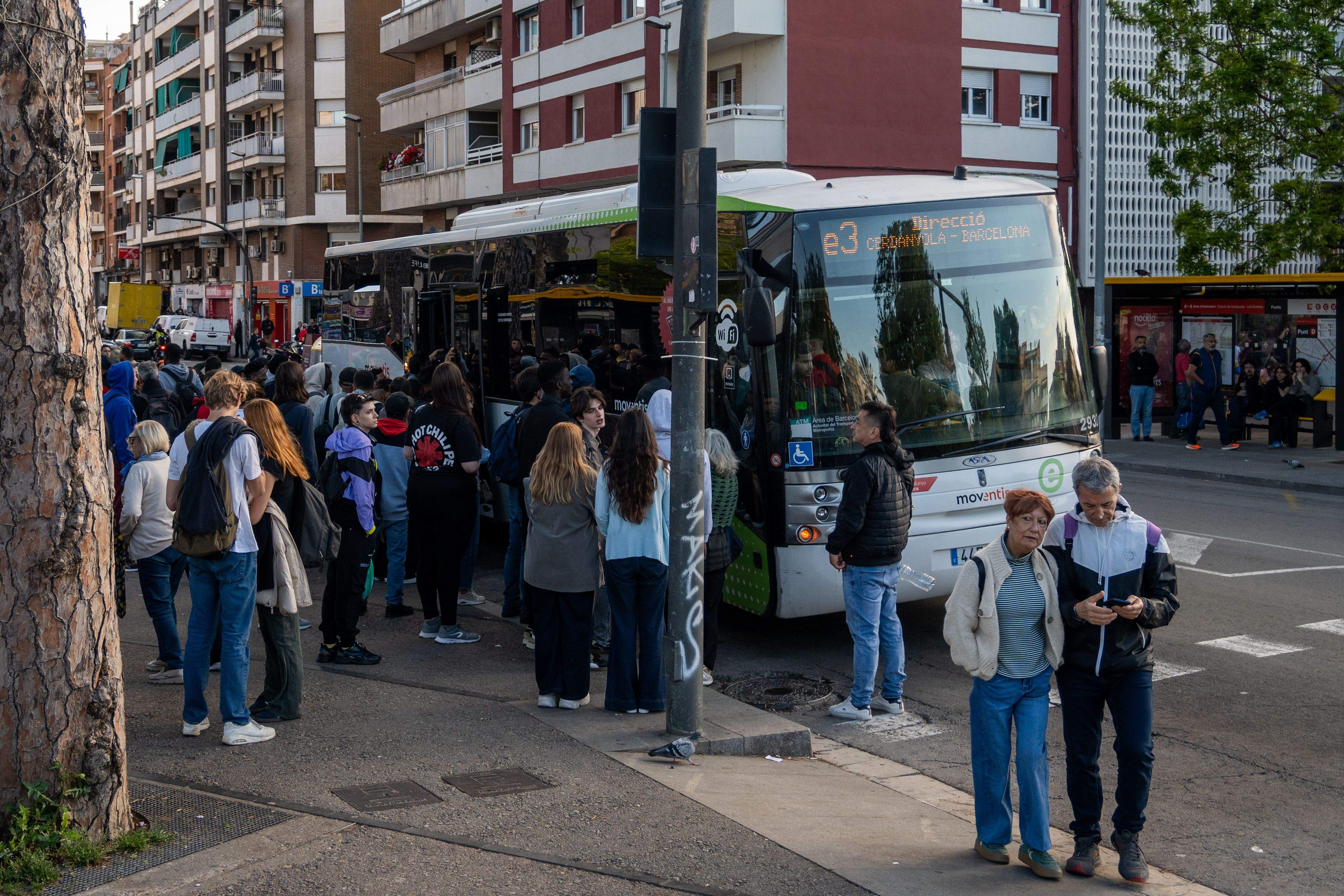 Cues aquest dilluns a Cerdanyola a causa de l'apagada de subministrament, el 28 d'abril de 2025. FOTO: Paula Sama