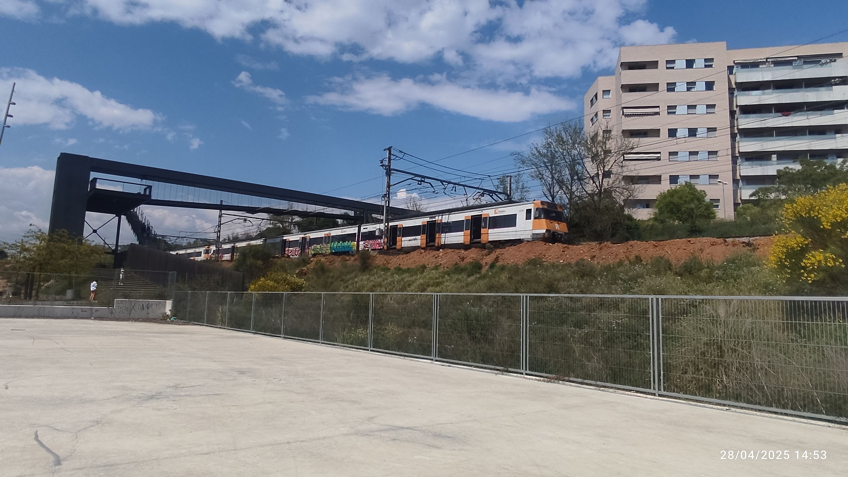 El tren aturat sota la passera del carrer del Riu Sec. Foto Judit Josa