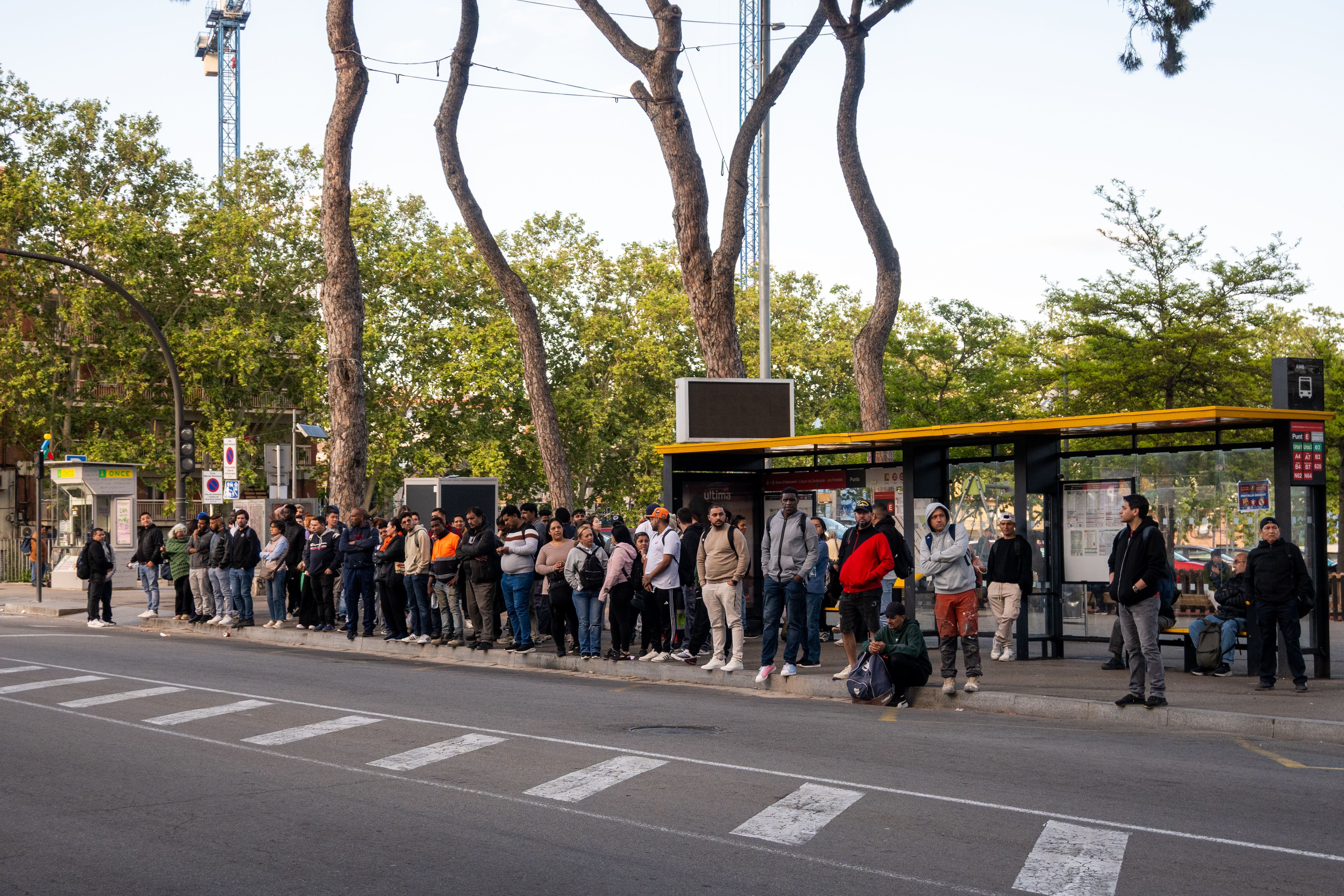 Amb els trens aturats, les parades d’autobús es van omplir de gent buscant alternatives  Paula Sama