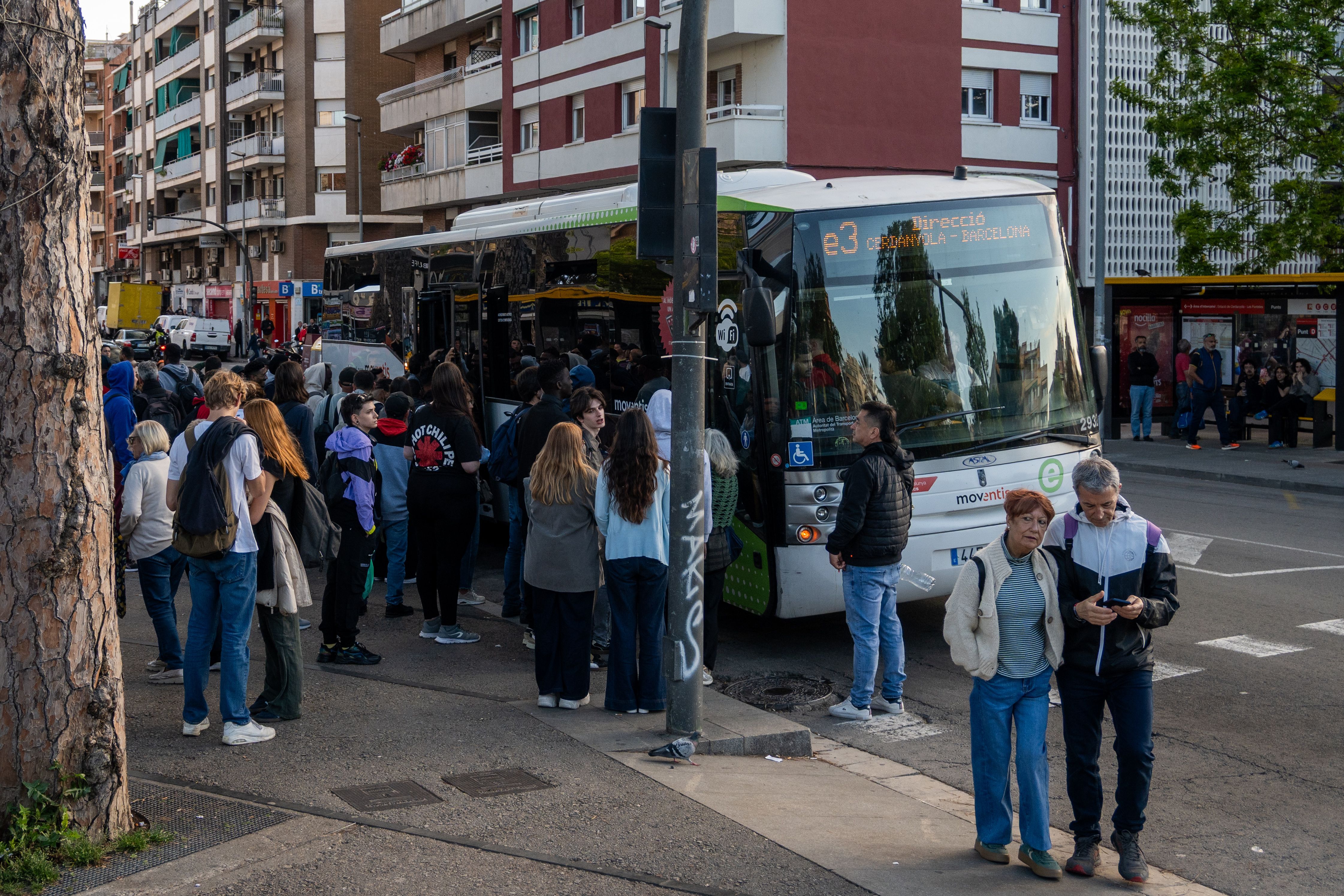 Desplaçament en bus, l'apagada també va afectar el transport per carretera. Foto: Paula Sama