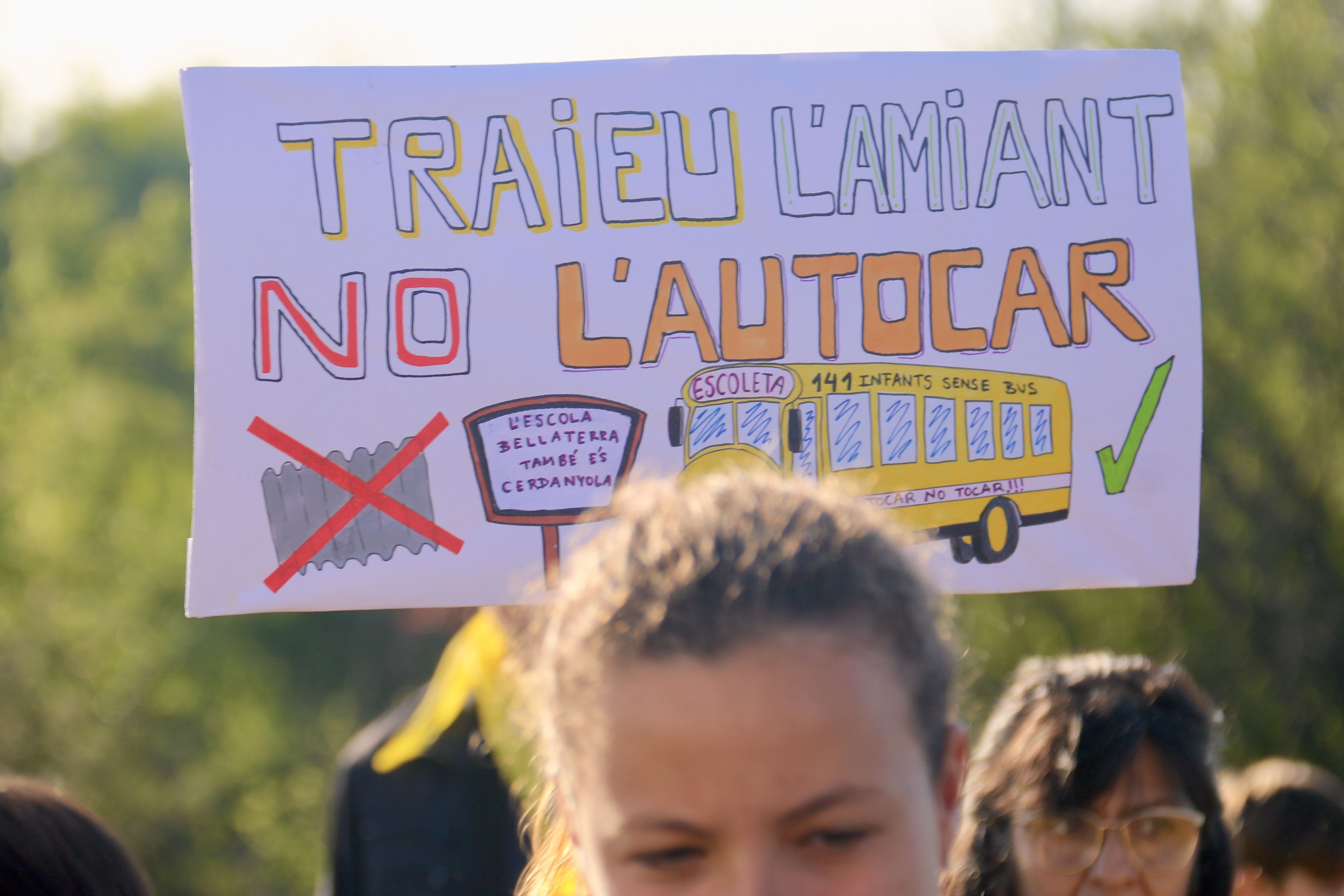Pancarta en la protesta de l'Escoleta, el 24 d'abril. Foto: ACN