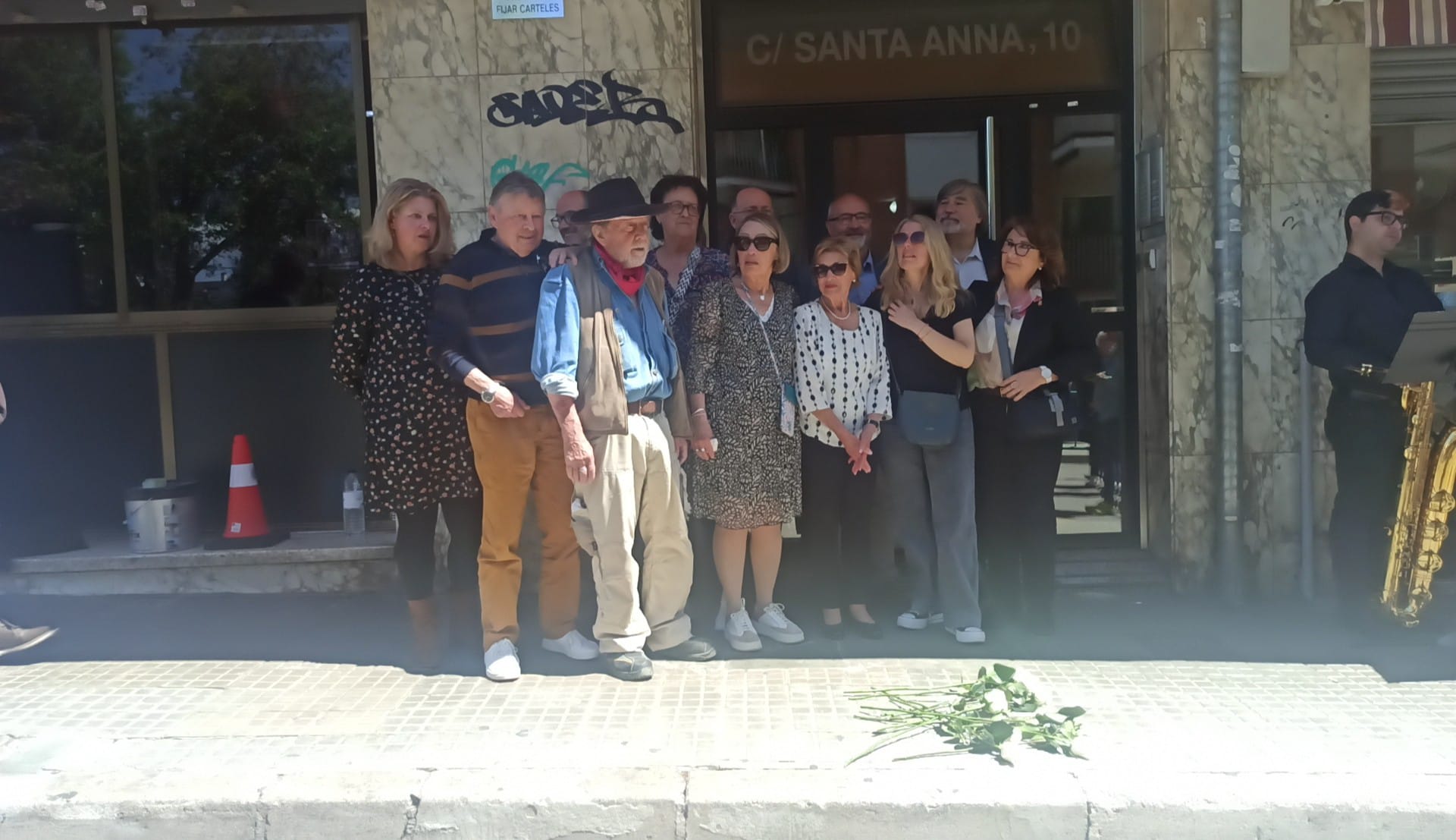 L'artista alemany Gunter Demnig, amb els fills i nets d’Amadeu Comas i les autoritats, després de la col·locació de la pedra de memòria. Foto: Danny Romero.