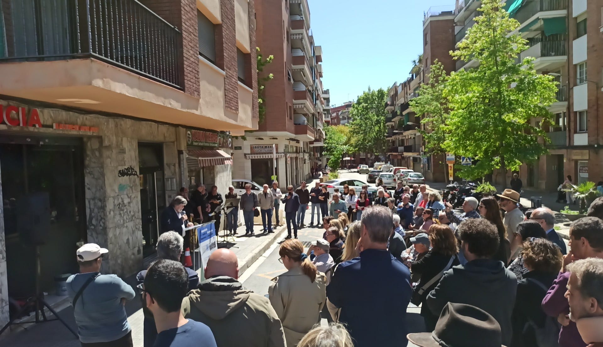 L'homenatge s'ha fet davant del número 10 del carrer de Santa Anna, lloc on va viure Amadeu Comas en llibertat. Foto: Danny Romero.