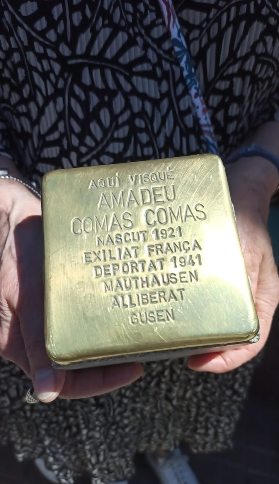 Les stolpersteine són peces de formigó de 10x10 cm cobertes amb una làmina de llautó on es graven a mà les dades de la víctima. Foto Danny Romero