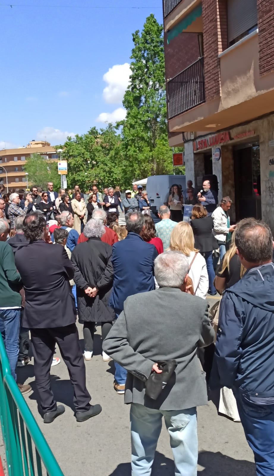Un nombrós grup de persones escolta amb respecte un dels parlaments durant l’acte d’homenatge a Amadeu Comas. Foto: Danny Romero.