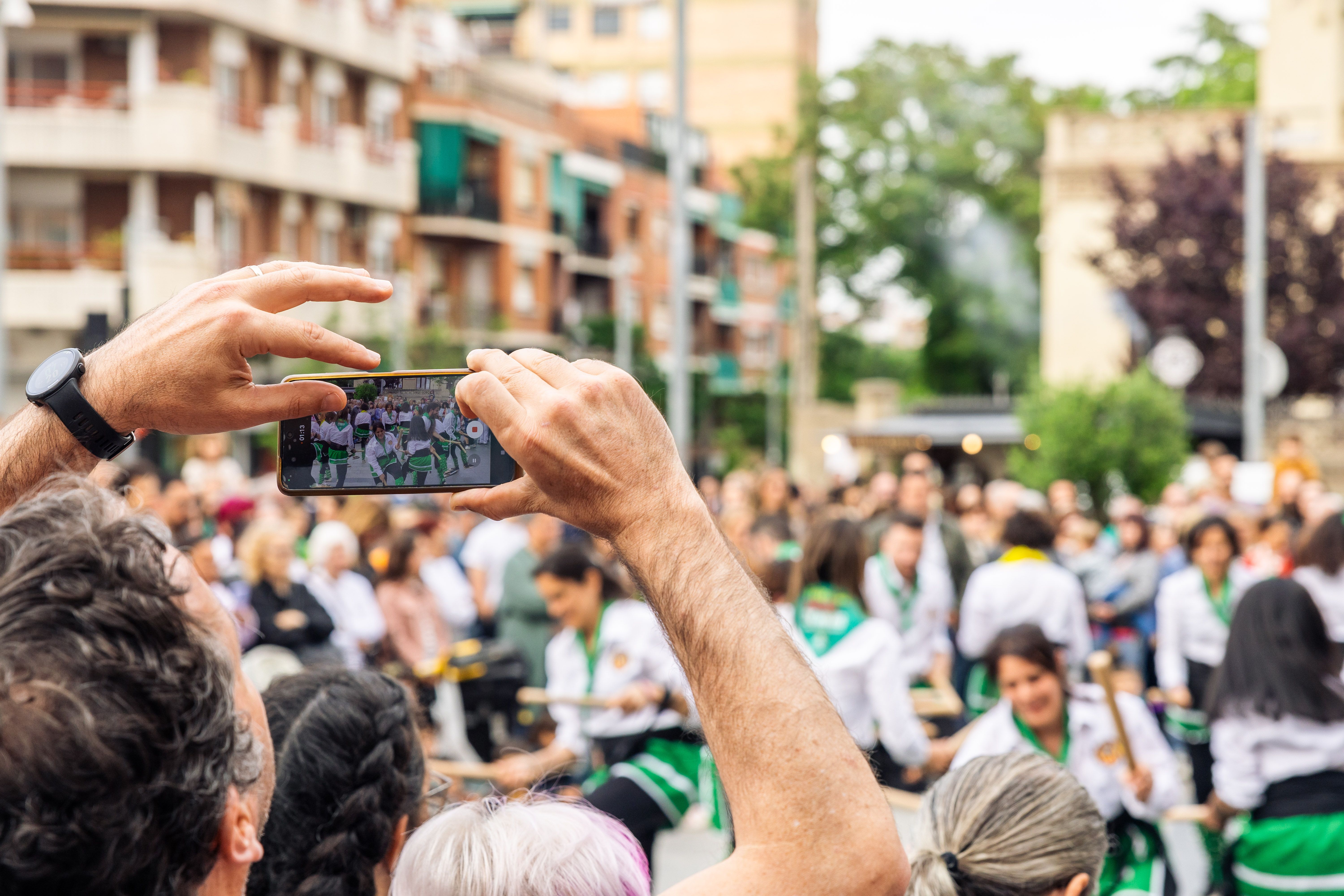 Fent fotos en la inauguració de la Festa. FOTO: Arnau Padilla.