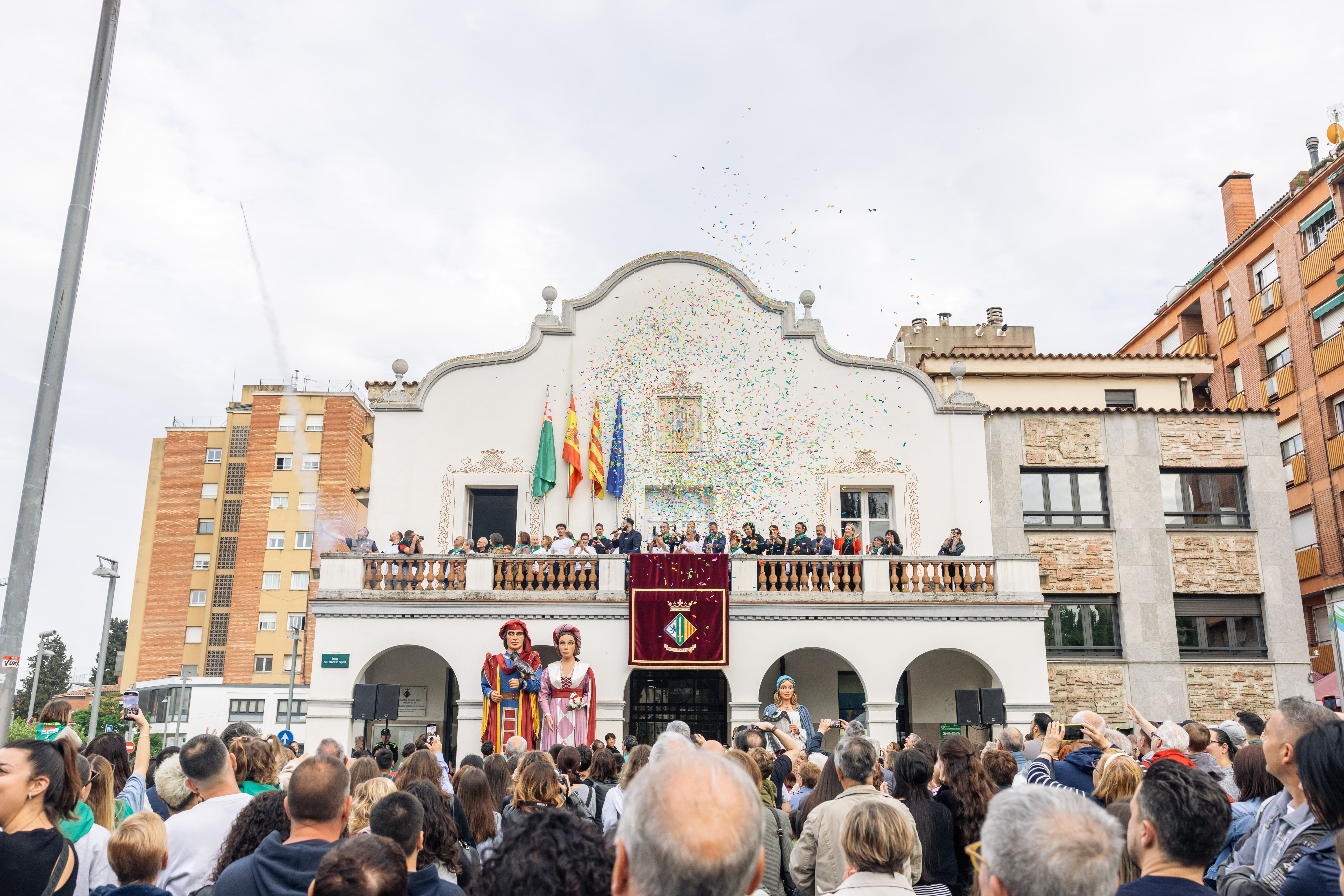 Pluja de confeti al pregó del Roser de Maig 2025. FOTO: Arnau Padilla. 