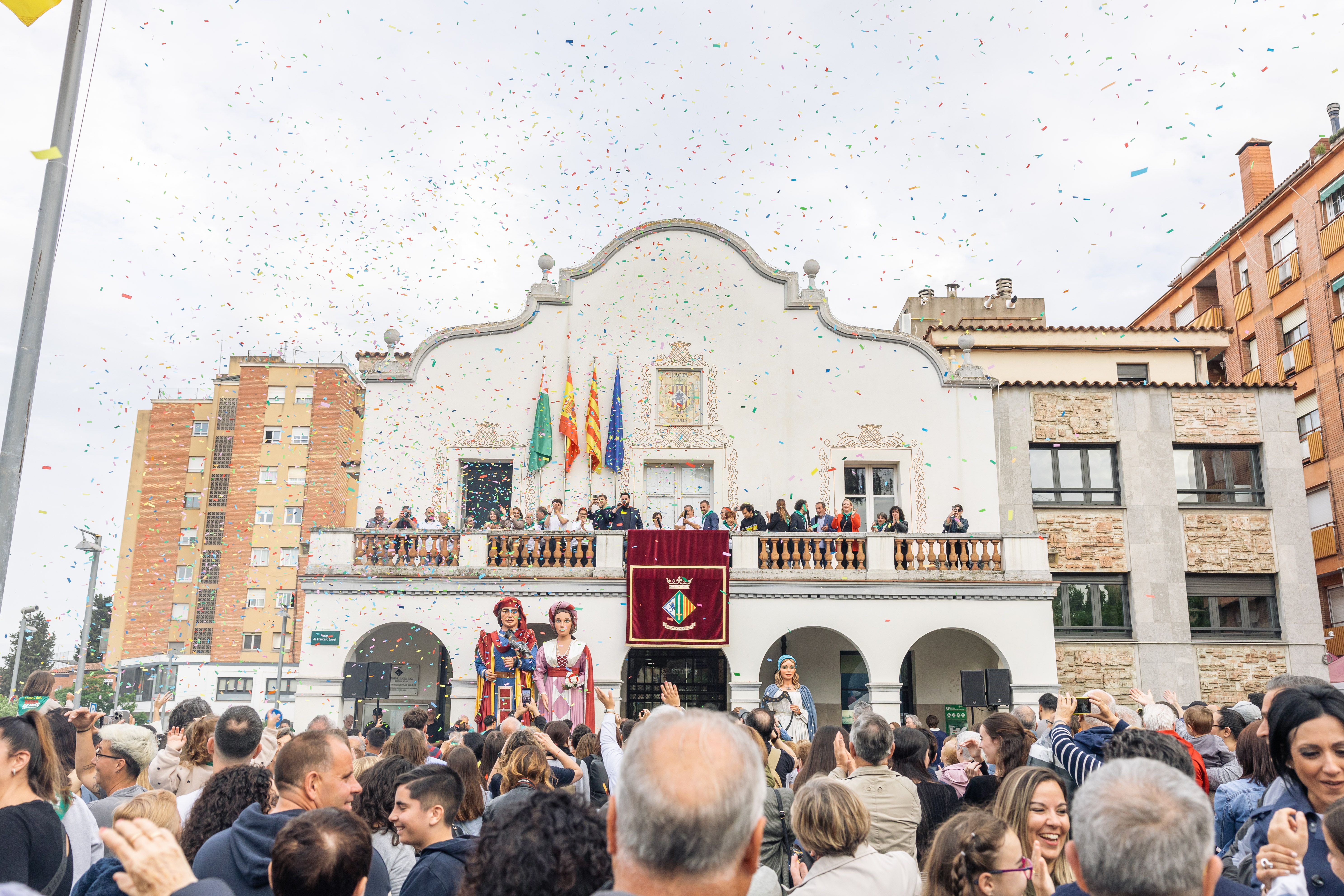 Pluja de confeti al pregó del Roser de Maig 2025. FOTO: Arnau Padilla. 