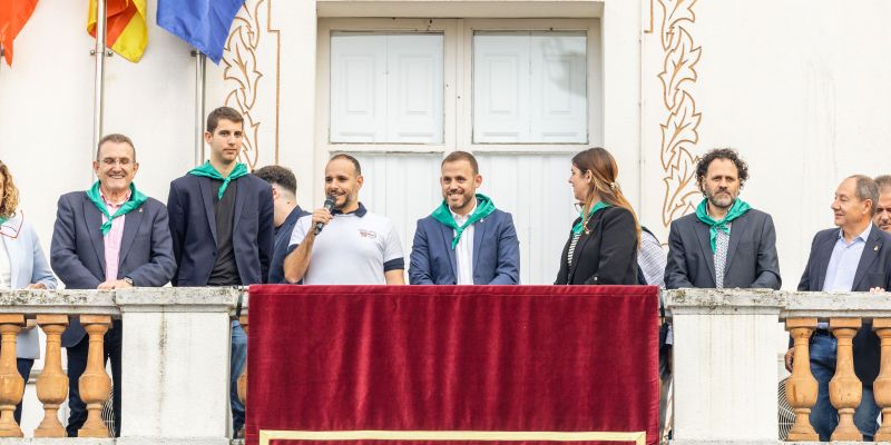 50 anys de sardanes, 50 anys d'aplec. Héctor Fornés durant el pregó 50 anys de sardanes, 50 anys d'aplec. Héctor Fornés durant el pregó