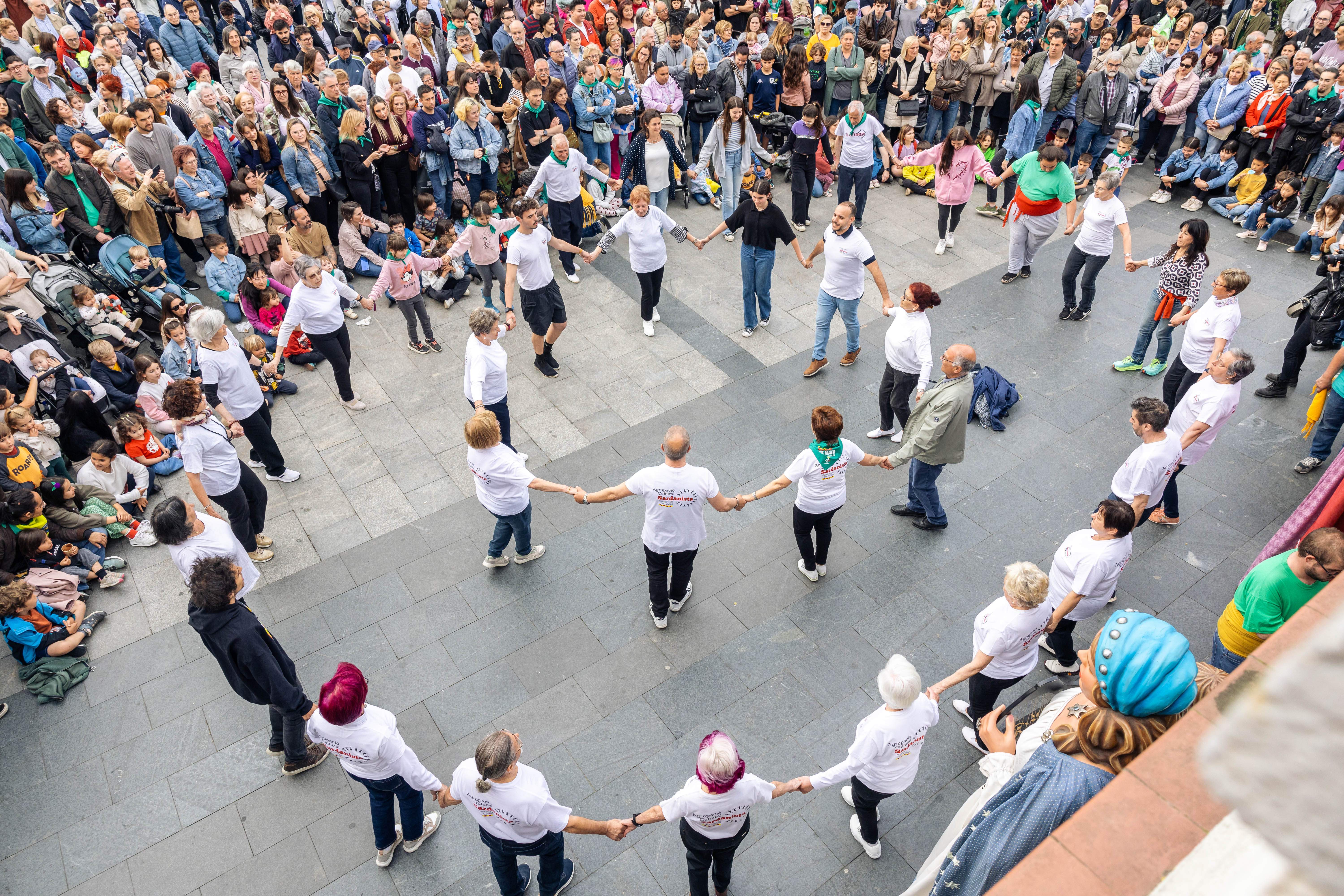 La rotllana a la plaça Francesc Layret, un dels moments més especials del Pregó. FOTO: Arnau Padilla