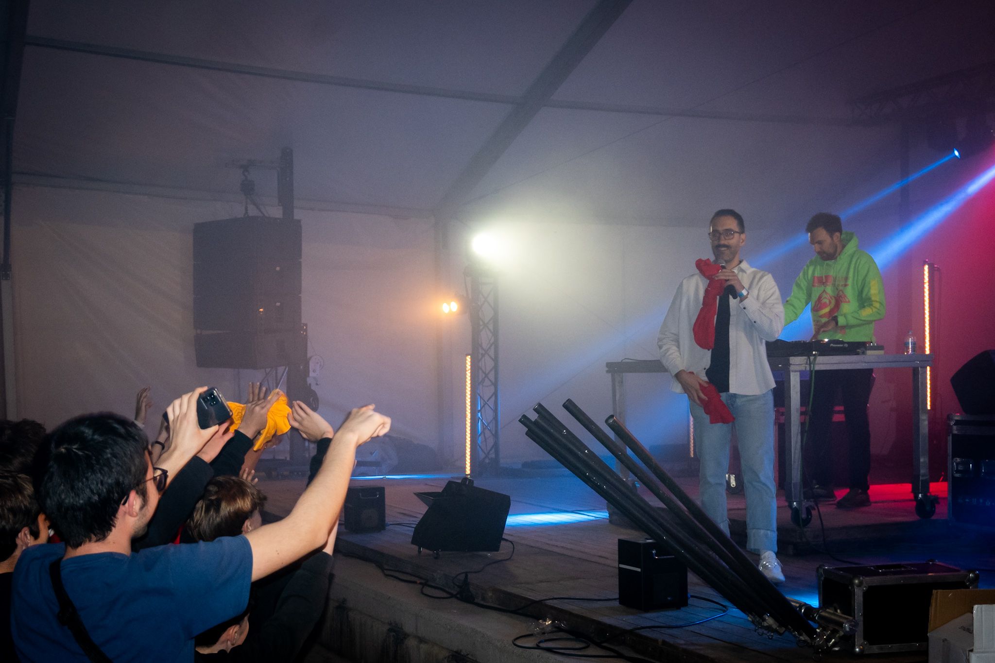 Espectacle creatiu de l'emissora Los40 Urban, pels més joves, al Parc Xarau. FOTO: Paula Sama.
