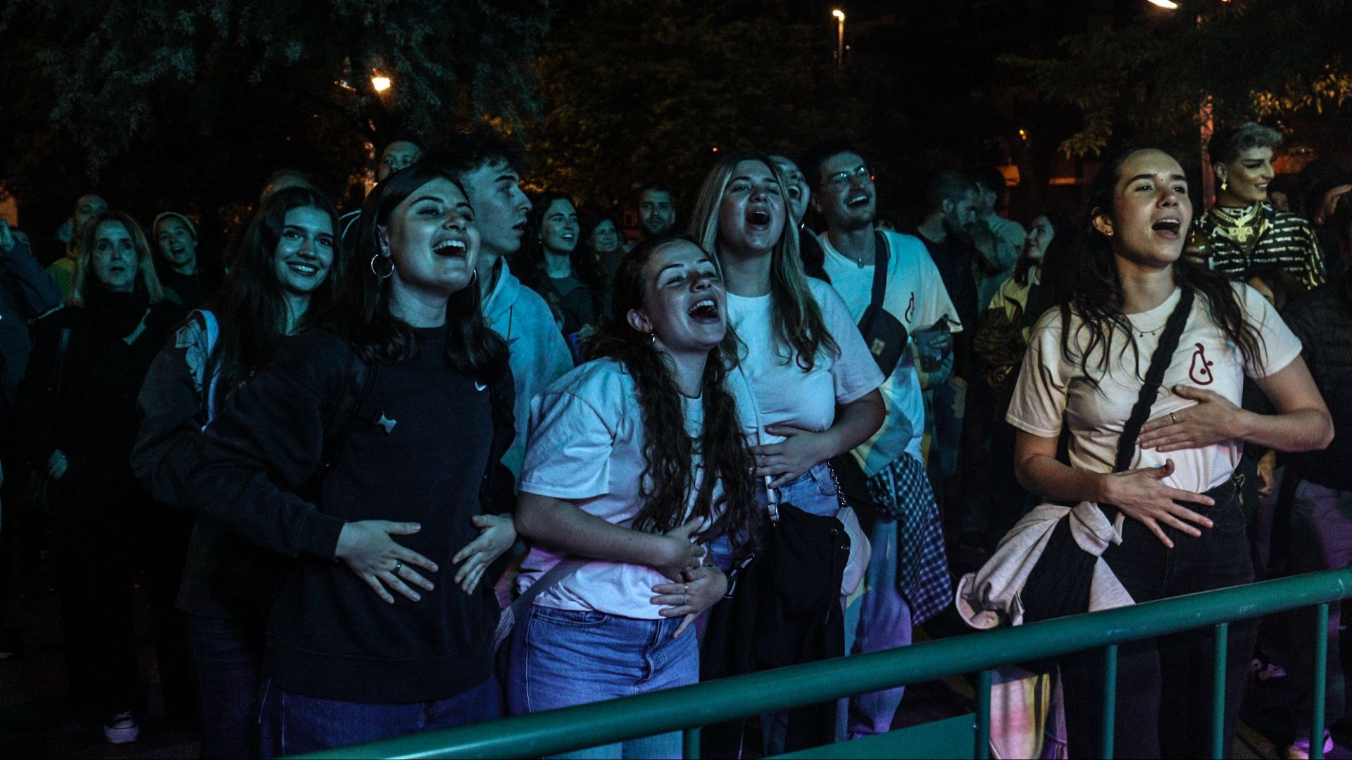 Públic de Partiperes, un grup de festa i també crític, al Pla de les Alzines (escenari km 0). FOTO: Marc Mata.