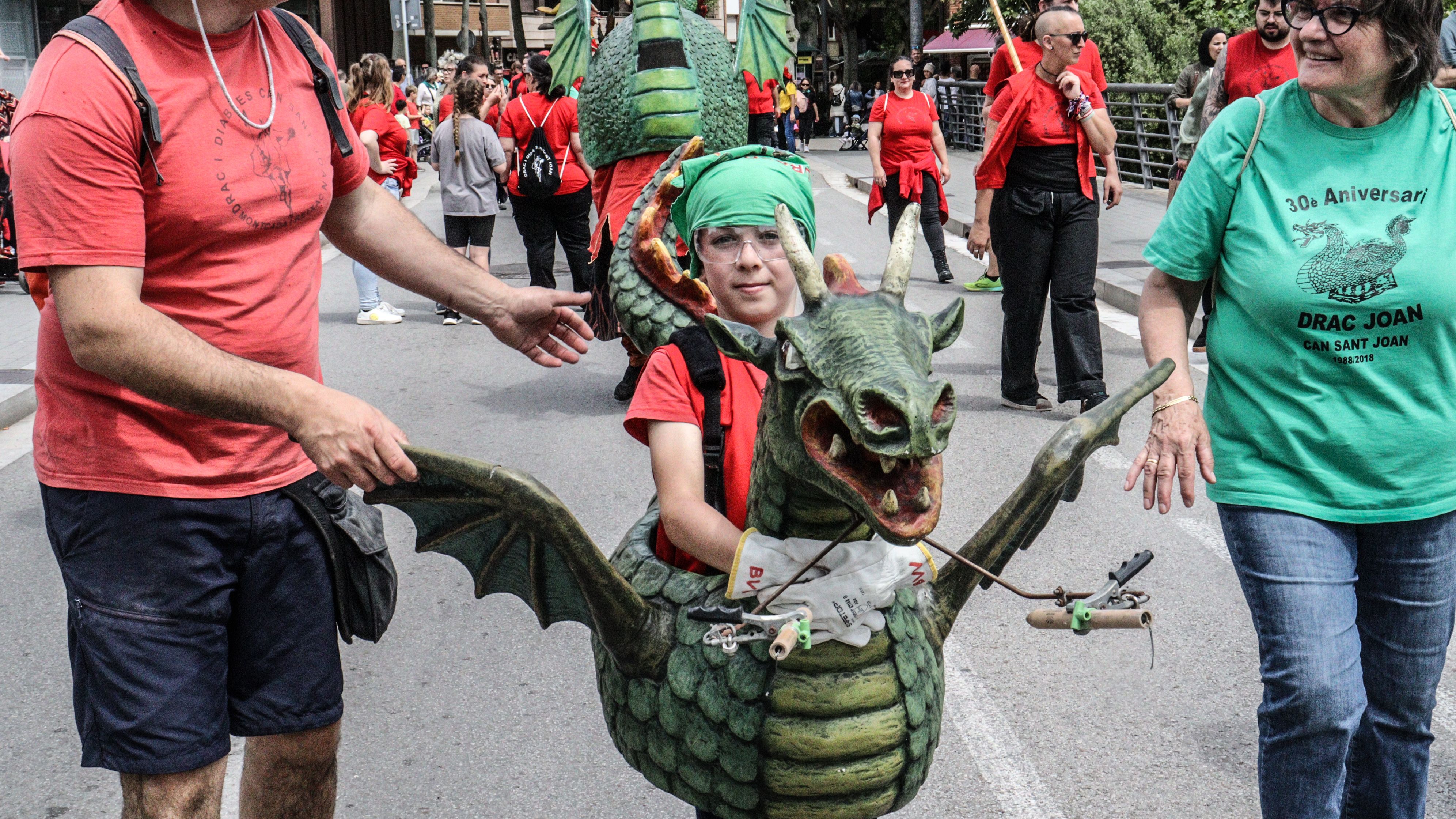 Cercavila de les Bèsties de Foc: un fillol del drac Joan, de Montcada i Reixac. FOTO: Marc Mata