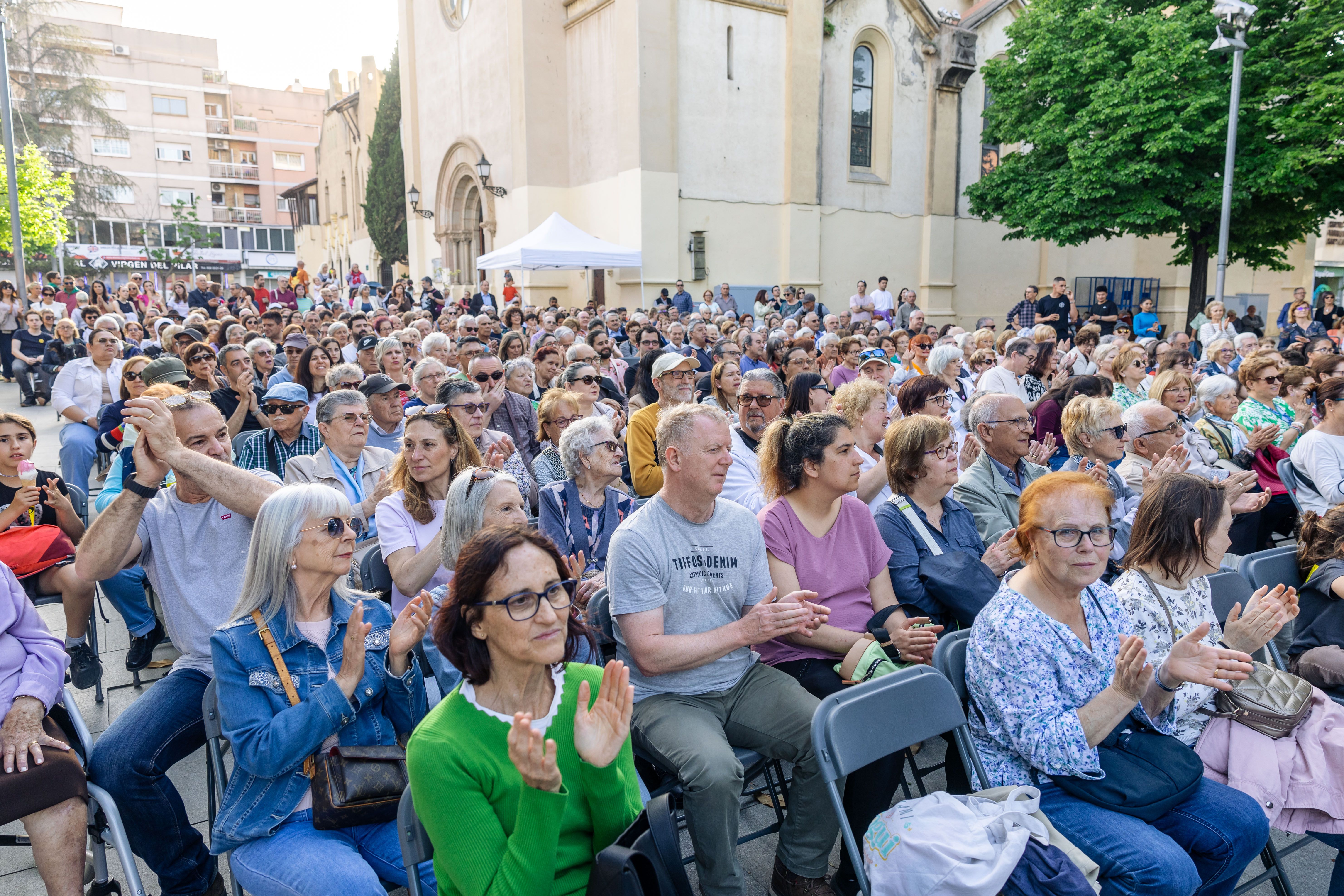 El públic fidel no falla: la plaça de l’Abat Oliba, plena a vessar, segueix l'esperat concert de Festa Major de l’AMCV. FOTO: Arnau Padilla.