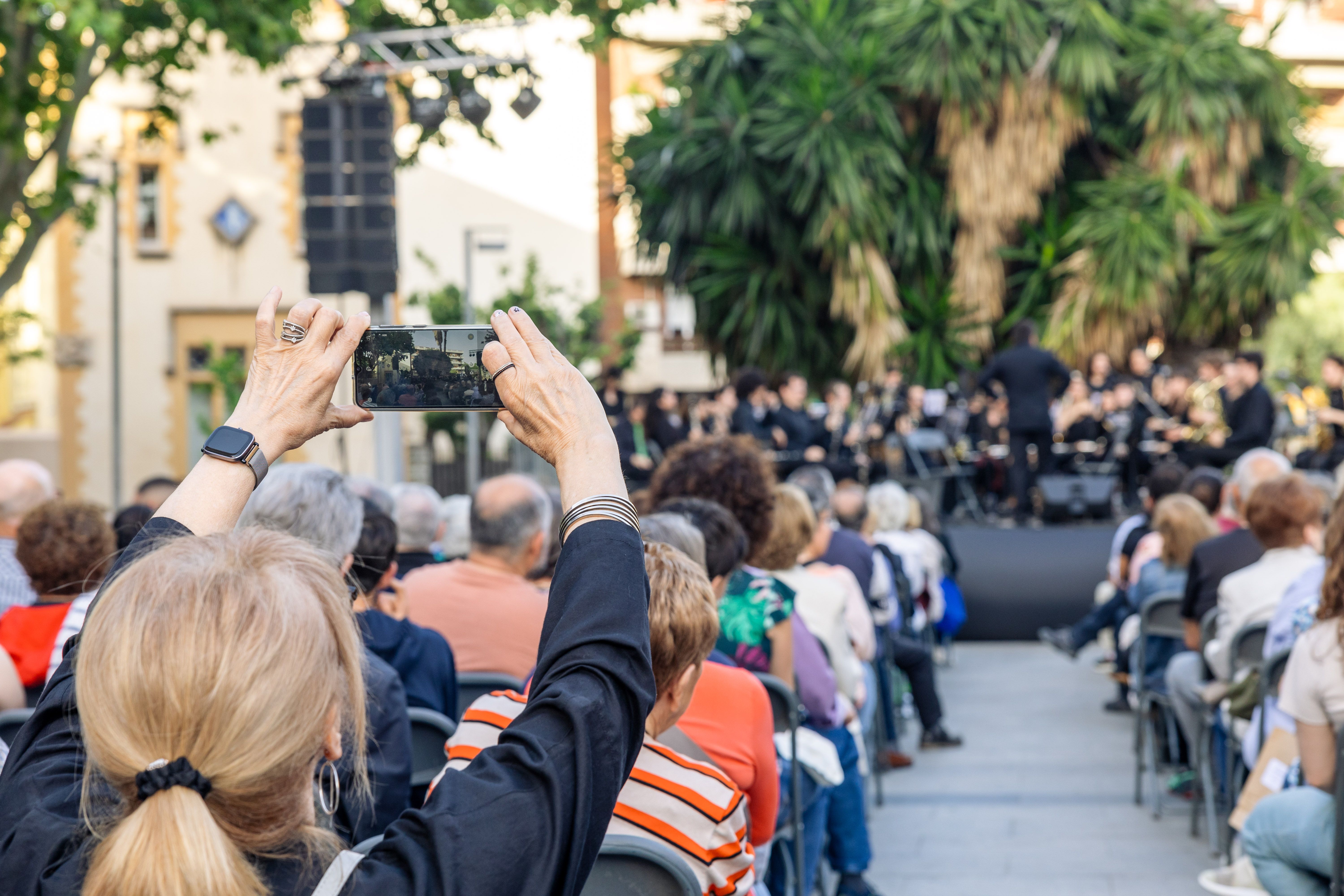 El públic fidel no falla: la plaça de l’Abat Oliba, plena a vessar, segueix l'esperat concert de Festa Major de l’AMCV. FOTO: Arnau Padilla.