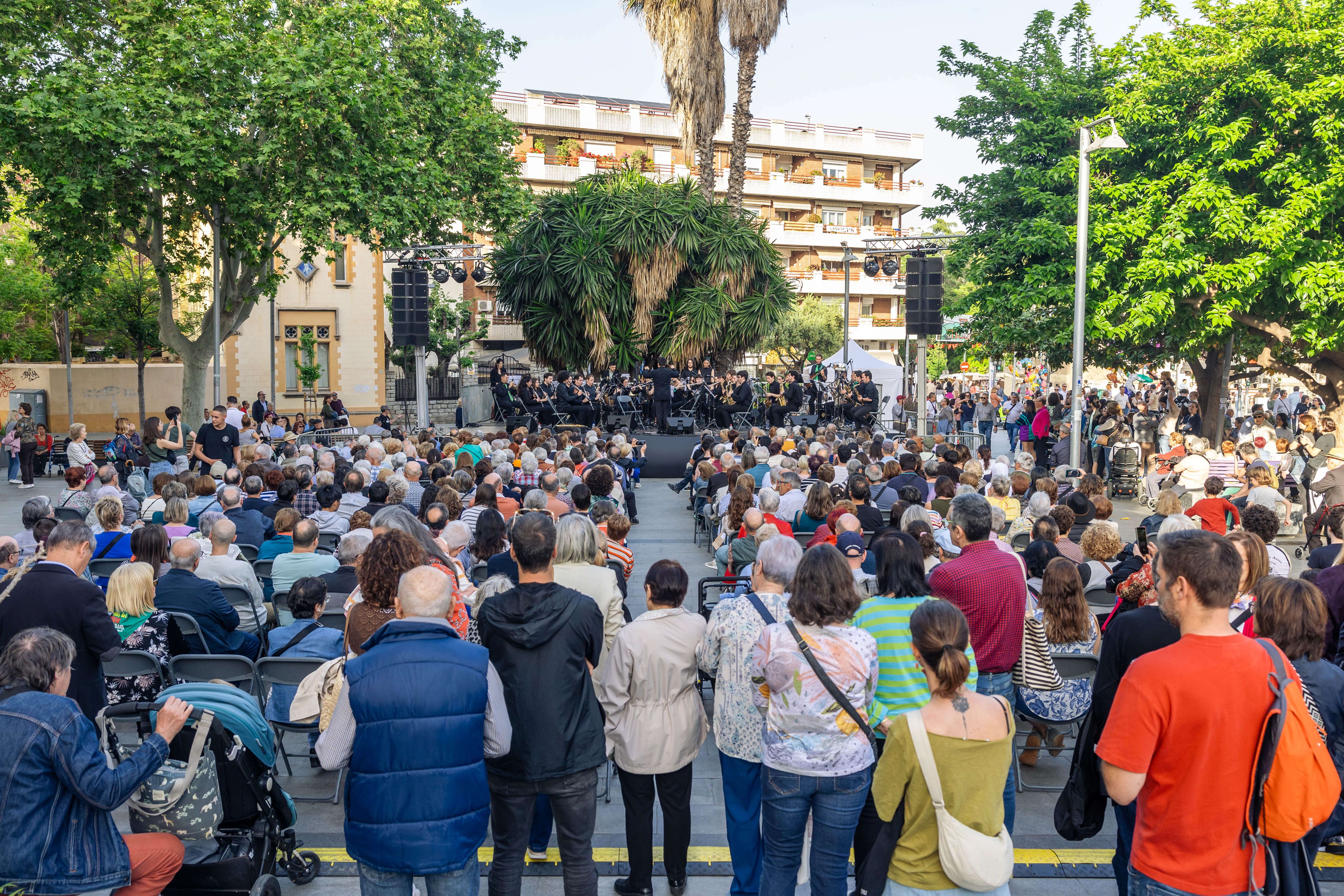 El públic fidel no falla: la plaça de l’Abat Oliba, plena a vessar, segueix l'esperat concert de Festa Major de l’AMCV. FOTO: Arnau Padilla.
