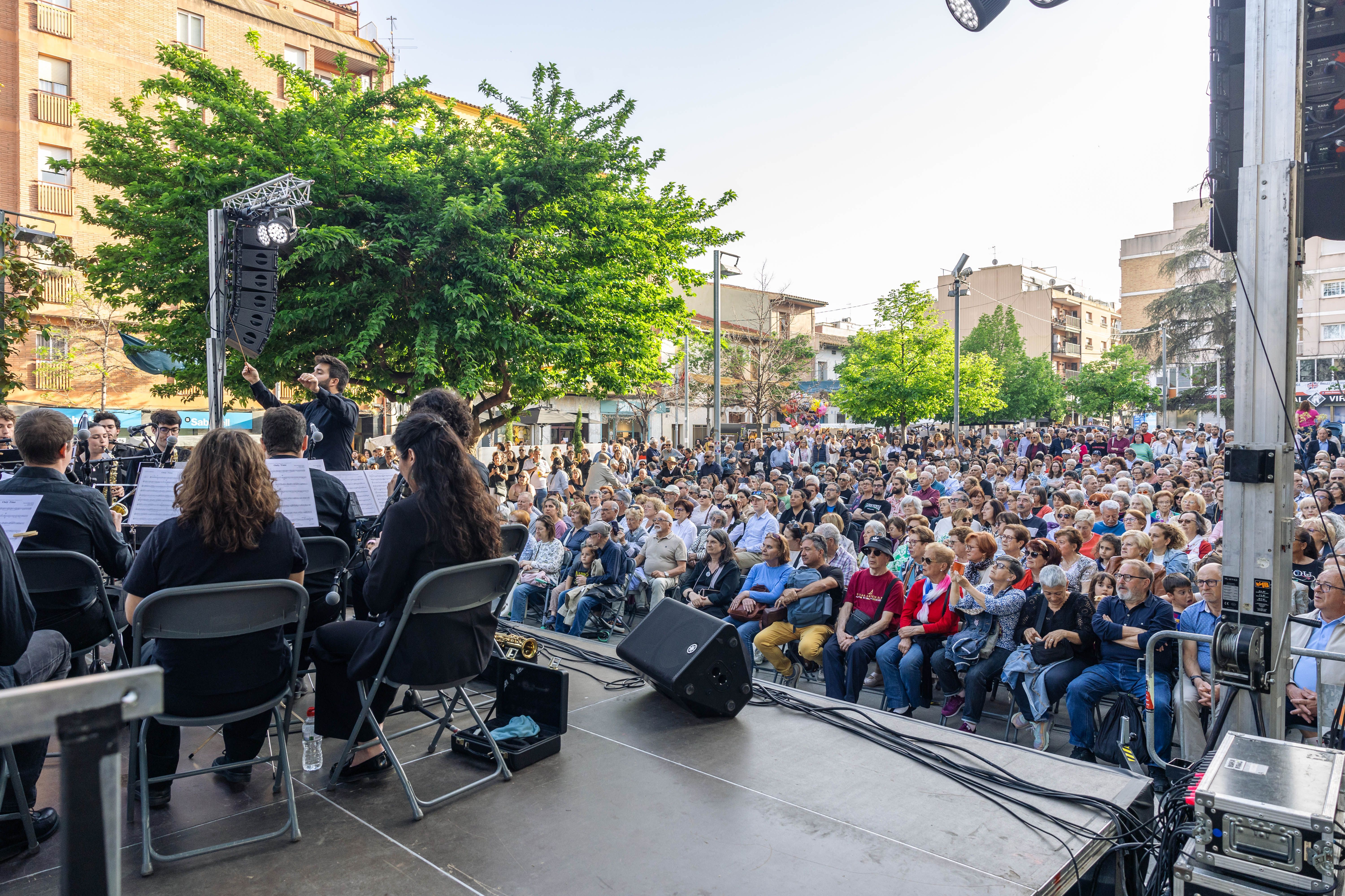 El públic fidel no falla: la plaça de l’Abat Oliba, plena a vessar, segueix l'esperat concert de Festa Major de l’AMCV. FOTO: Arnau Padilla.