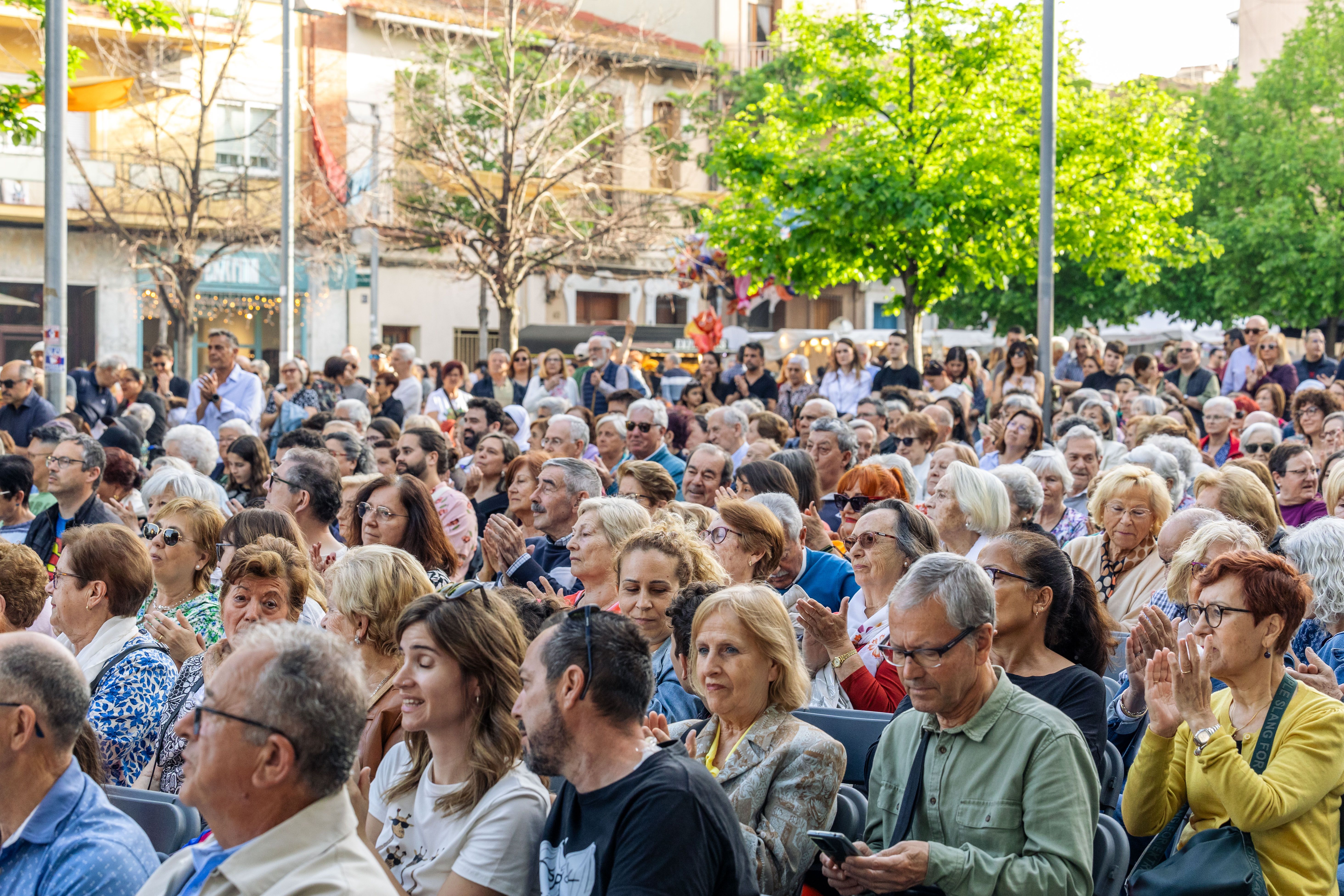 El públic fidel no falla: la plaça de l’Abat Oliba, plena a vessar, segueix l'esperat concert de Festa Major de l’AMCV. FOTO: Arnau Padilla.