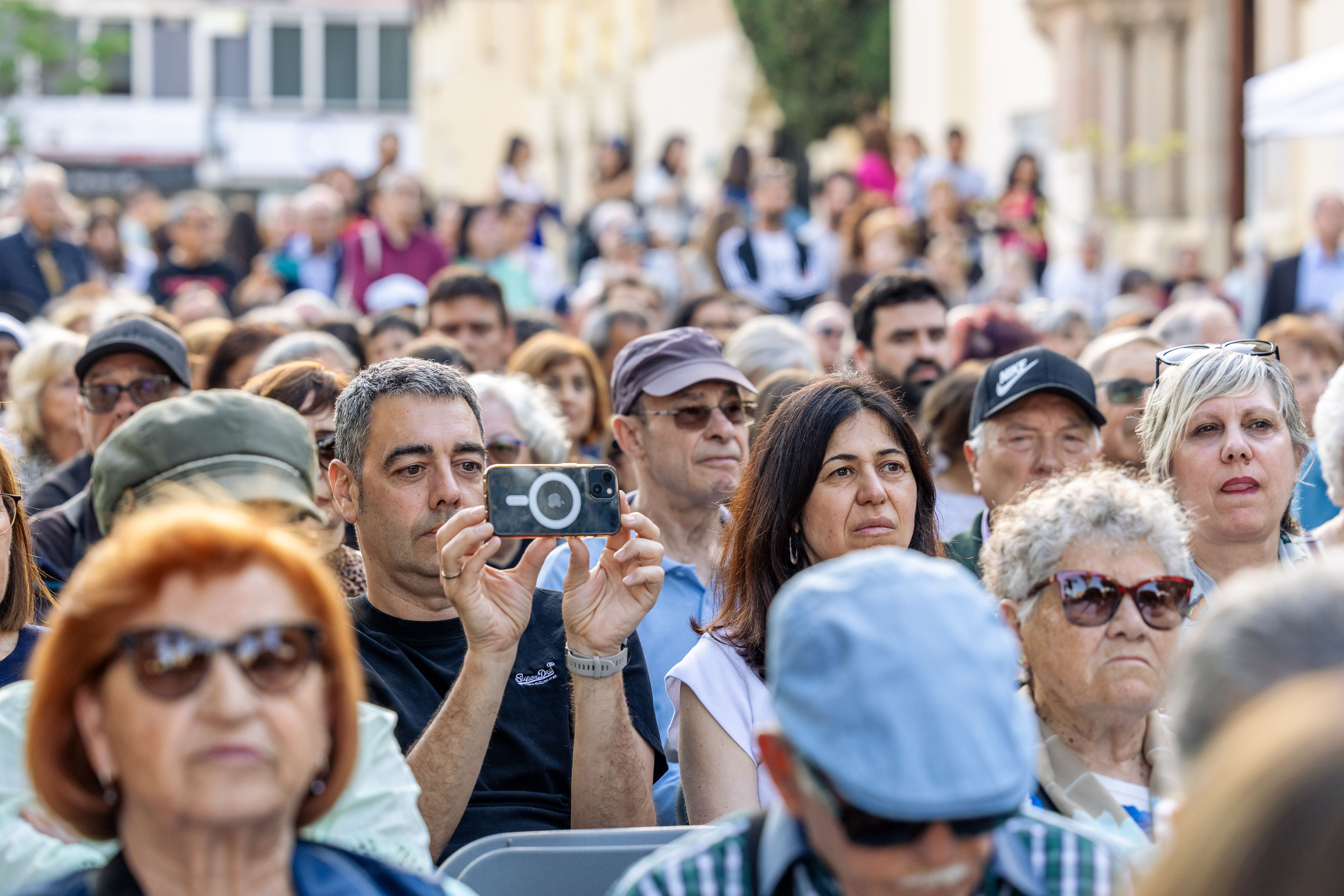 El públic fidel no falla: la plaça de l’Abat Oliba, plena a vessar, segueix l'esperat concert de Festa Major de l’AMCV. FOTO: Arnau Padilla.