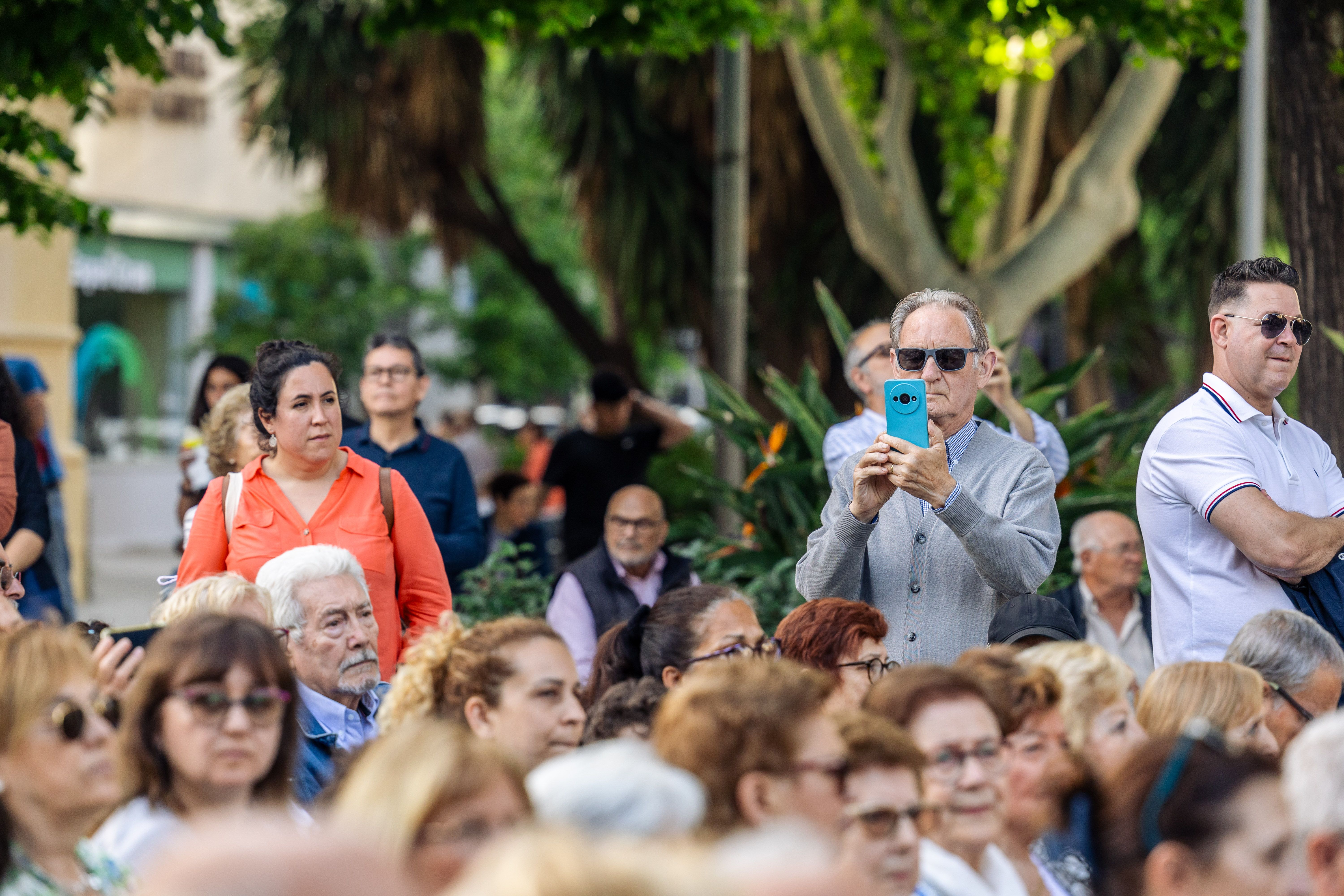 El públic fidel no falla: la plaça de l’Abat Oliba, plena a vessar, segueix l'esperat concert de Festa Major de l’AMCV. FOTO: Arnau Padilla.