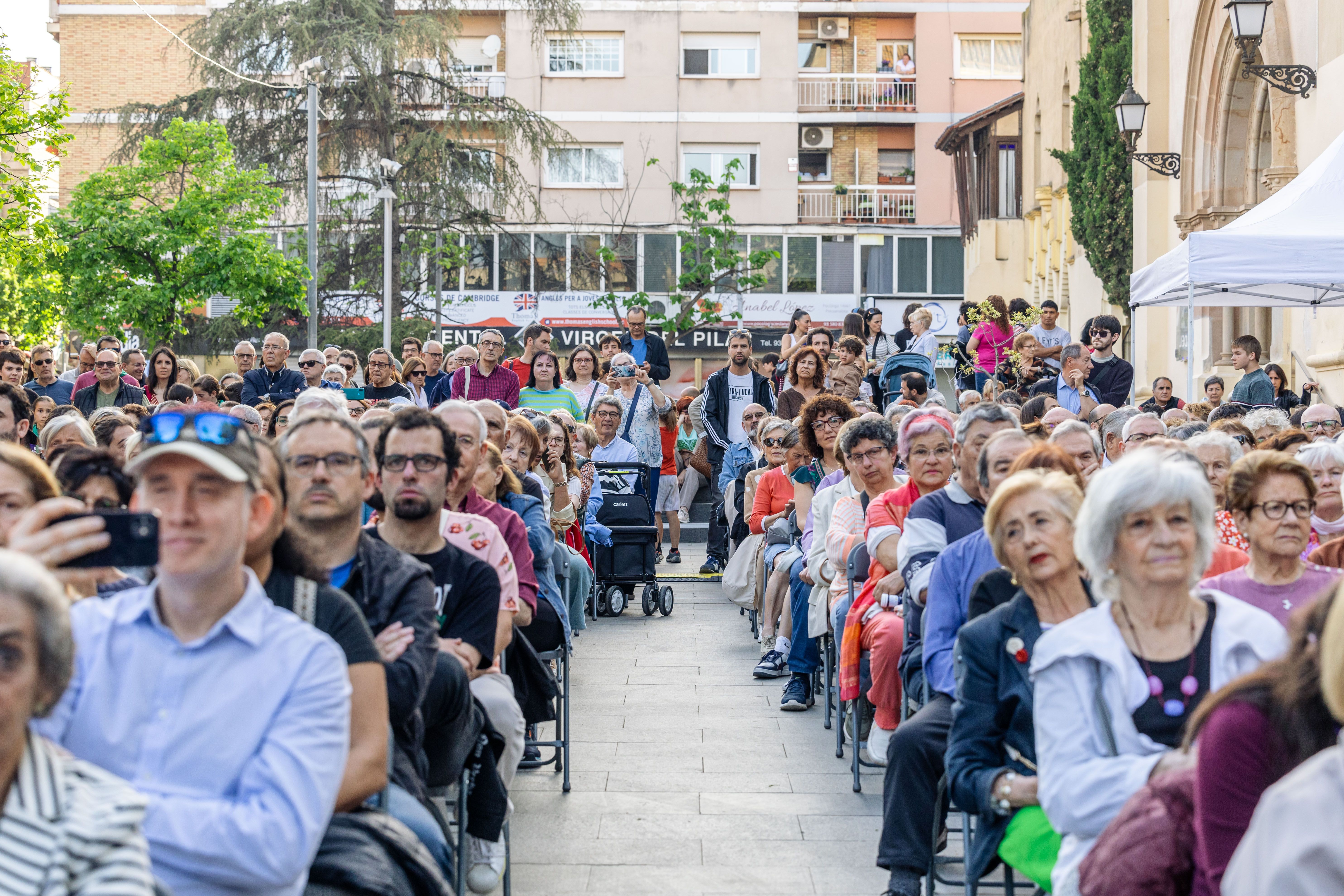 El públic fidel no falla: la plaça de l’Abat Oliba, plena a vessar, segueix l'esperat concert de Festa Major de l’AMCV. FOTO: Arnau Padilla.