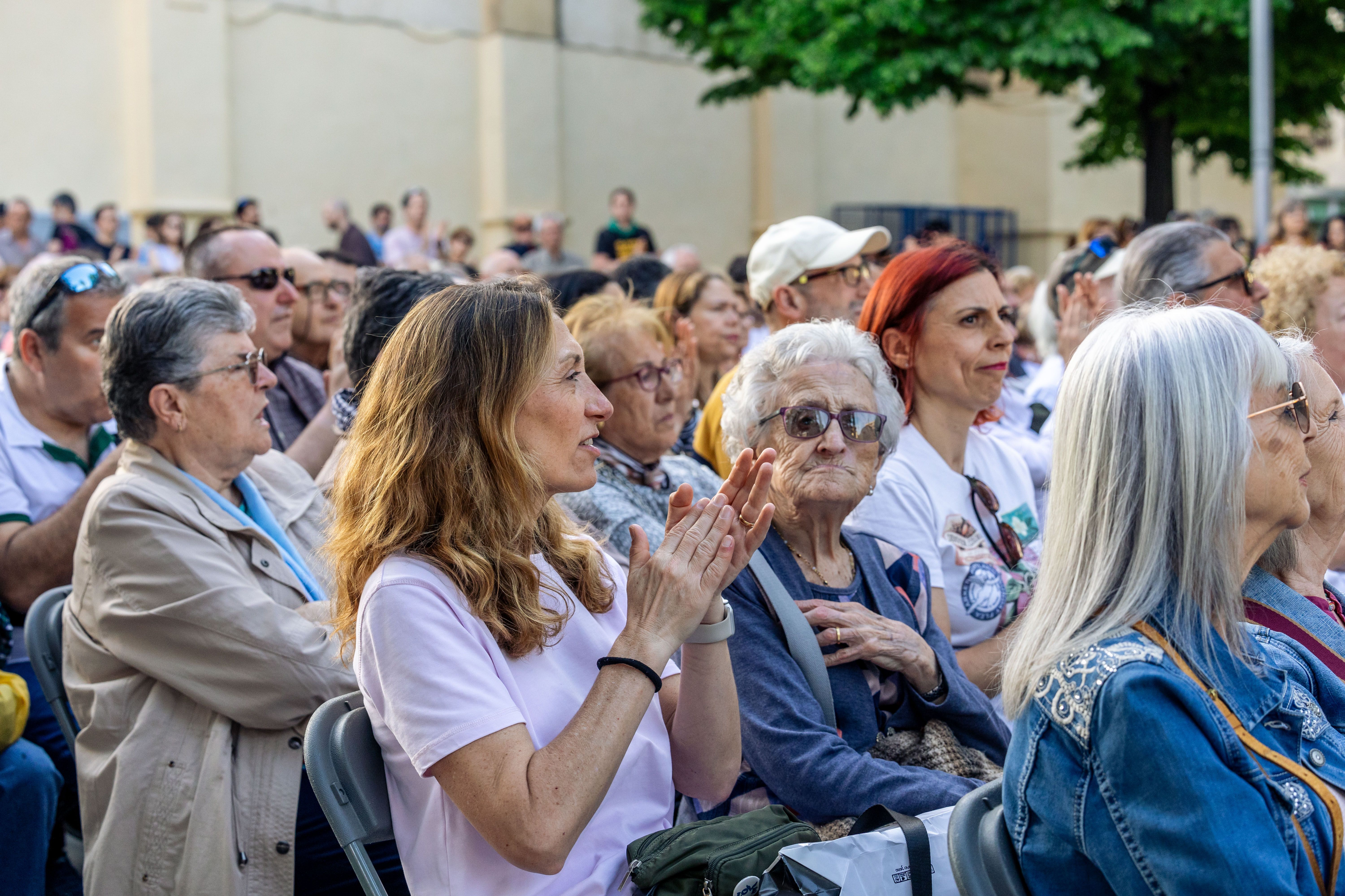 El públic fidel no falla: la plaça de l’Abat Oliba, plena a vessar, segueix l'esperat concert de Festa Major de l’AMCV. FOTO: Arnau Padilla.