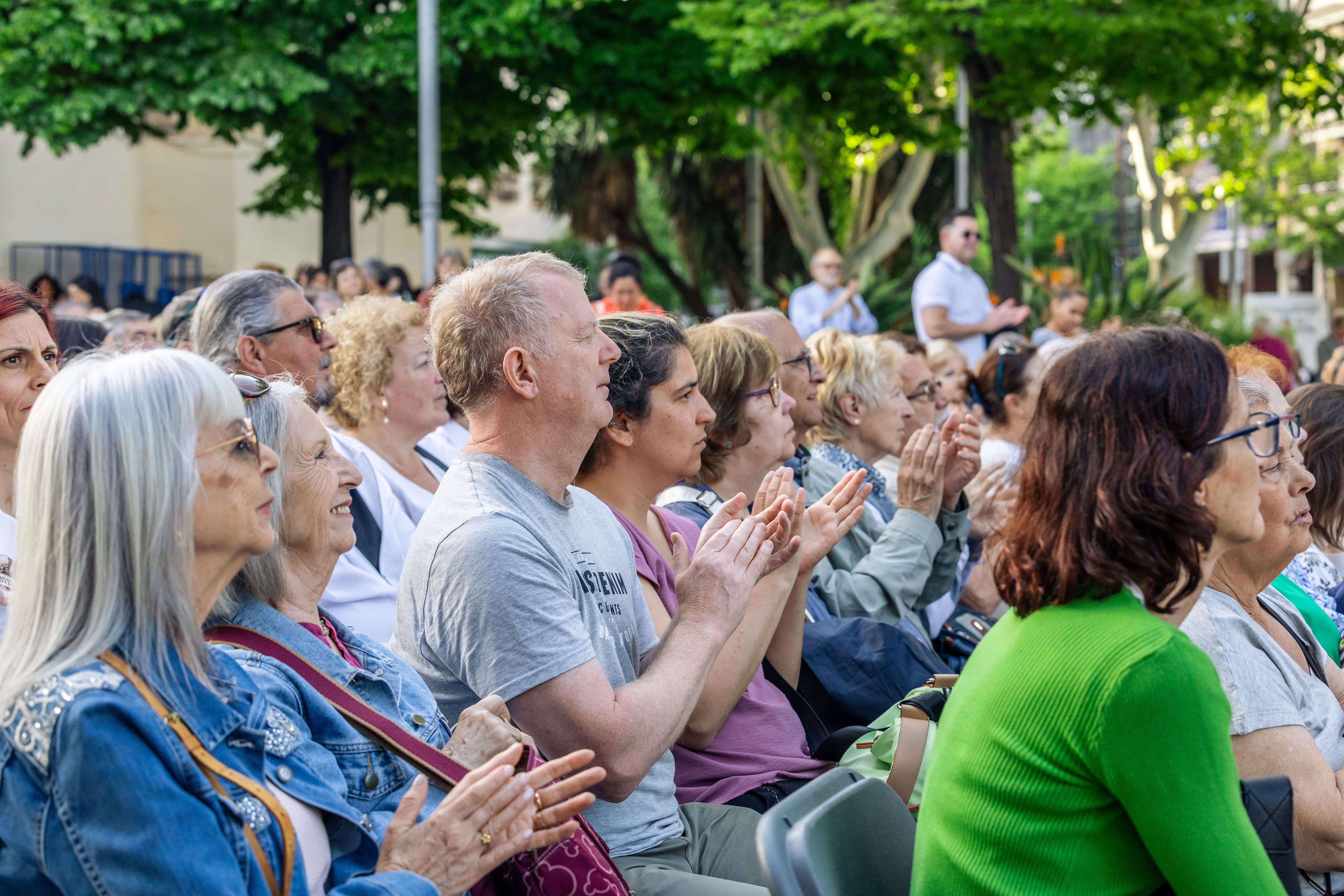 El públic fidel no falla: la plaça de l’Abat Oliba, plena a vessar, segueix l'esperat concert de Festa Major de l’AMCV. FOTO: Arnau Padilla.