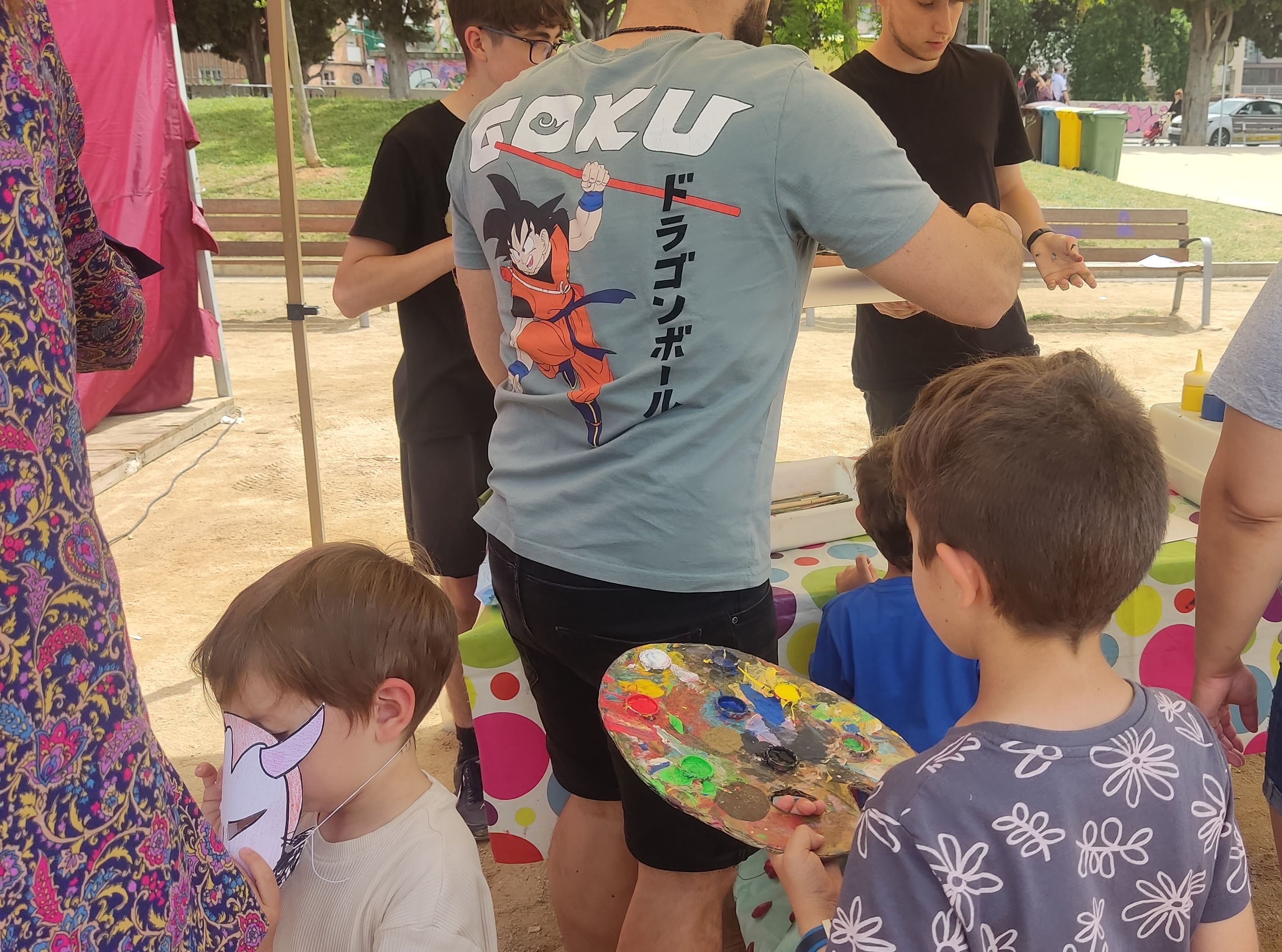 Tallers de cultura popular, pintura i dimonis al Parc Xarau. FOTO: Judit Josa