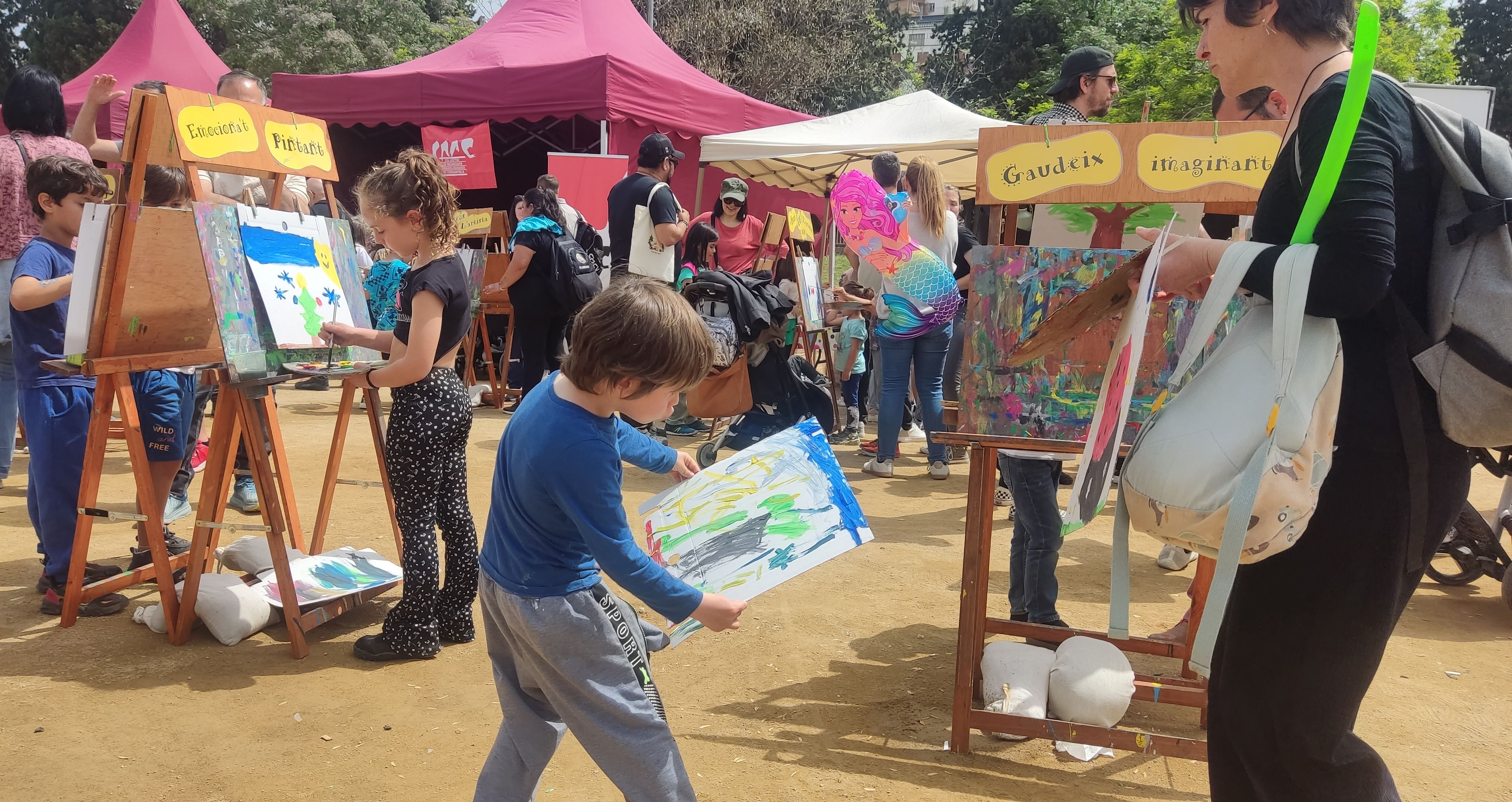 Tallers de cultura popular, pintura i dimonis al Parc Xarau. FOTO: Judit Josa