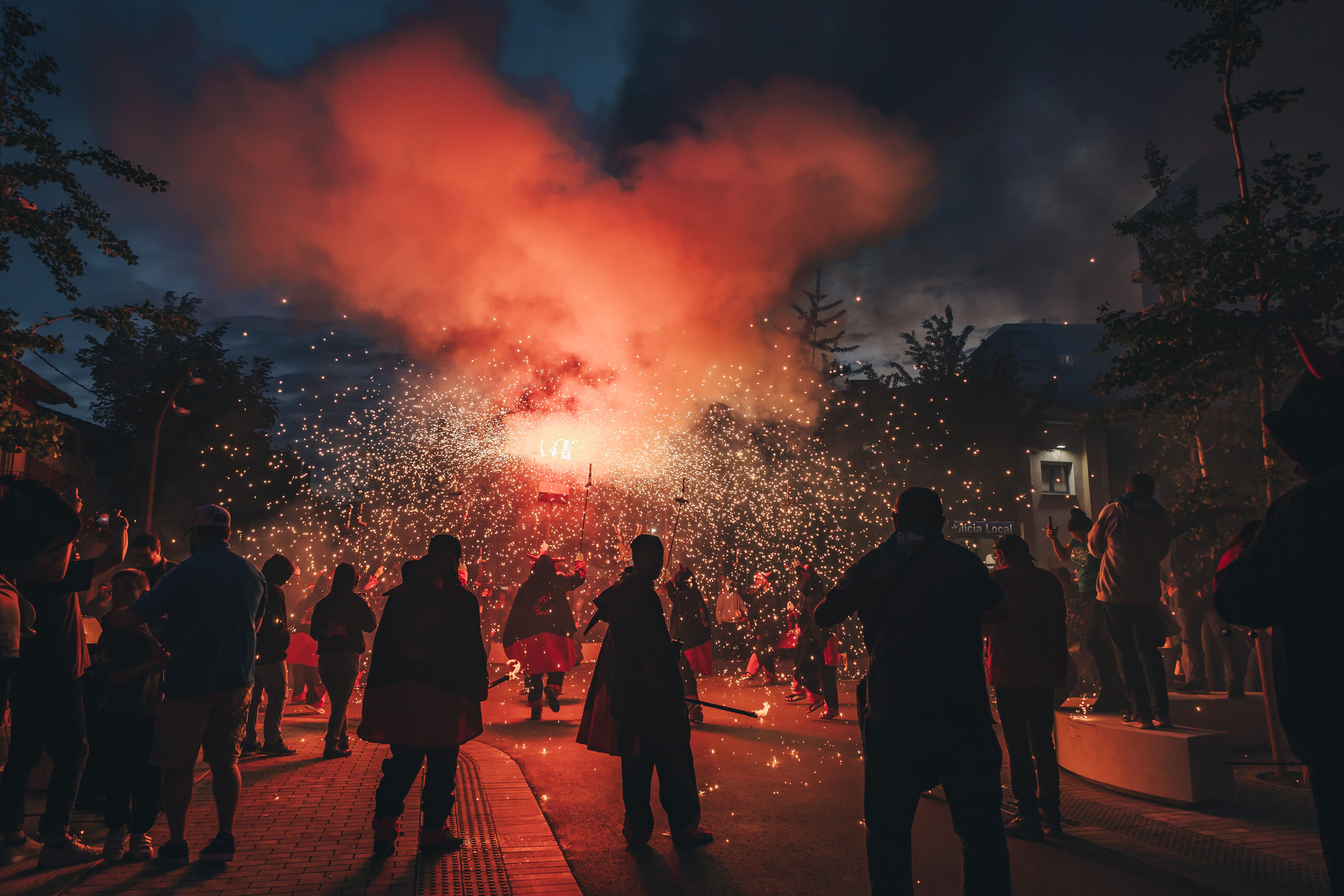 Foc i espurnes omplen la nit del correfoc. FOTO: Arnau Padilla.