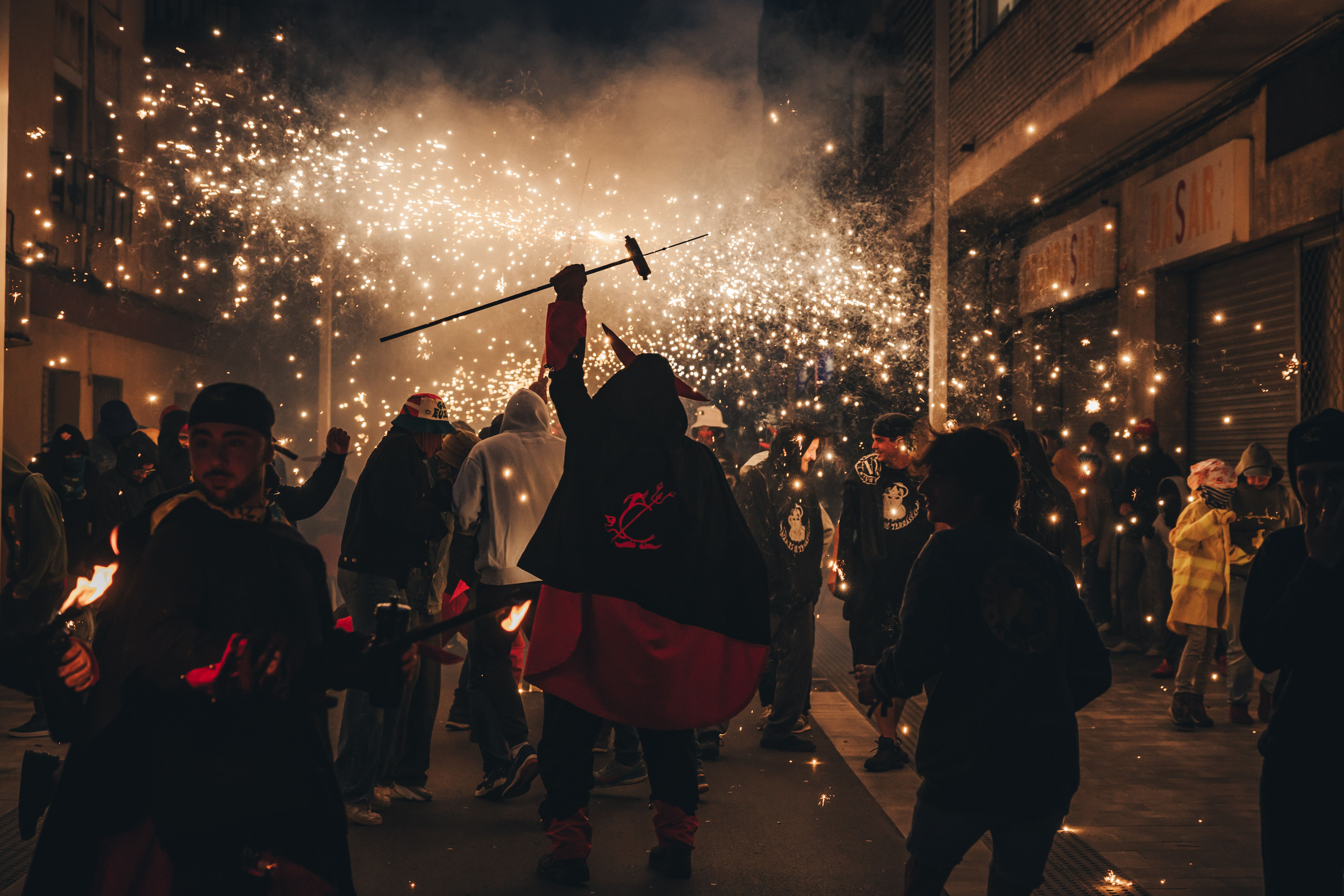 Foc i espurnes omplen la nit del correfoc. FOTO: Arnau Padilla.