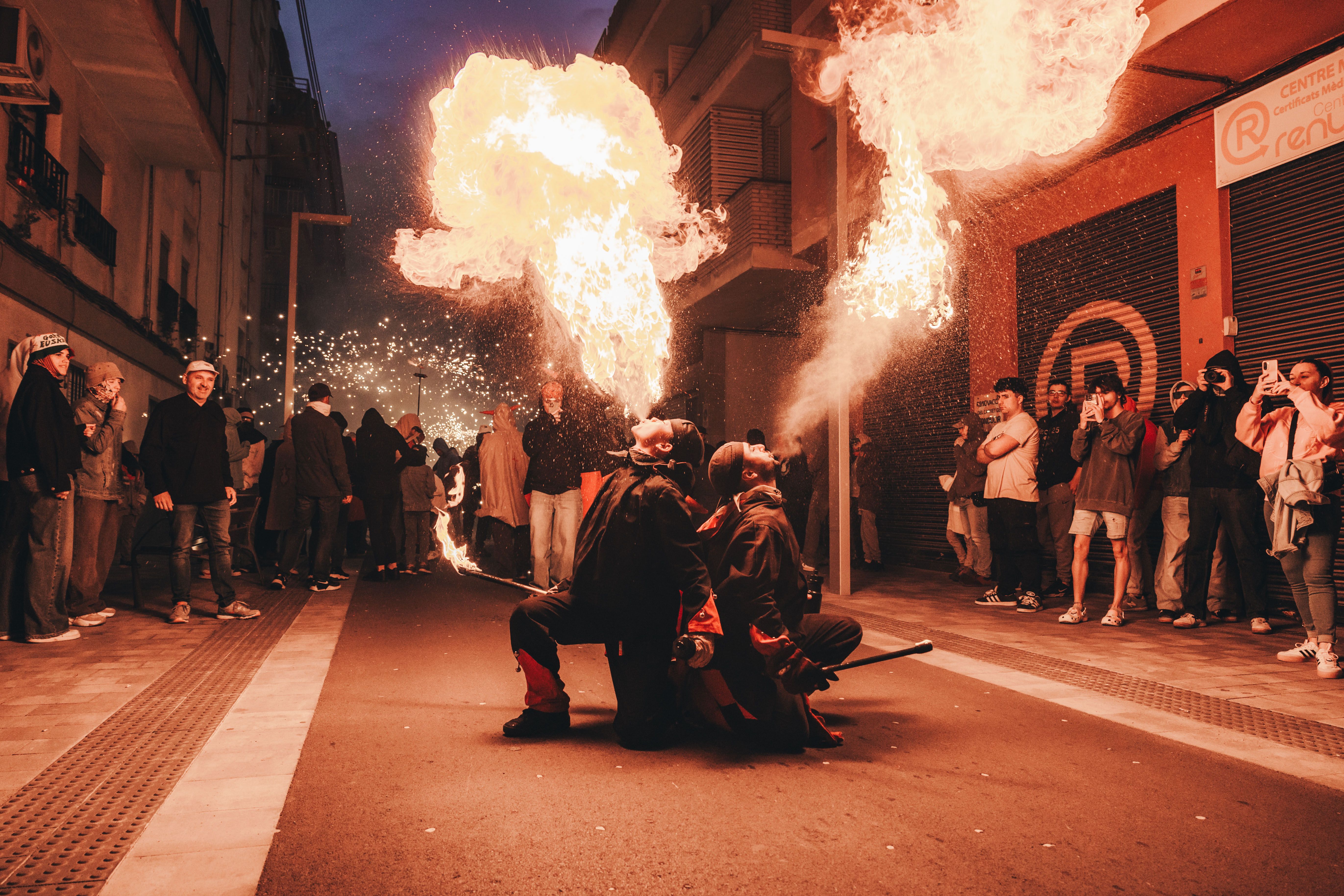 Foc i espurnes omplen la nit del correfoc. FOTO: Arnau Padilla.