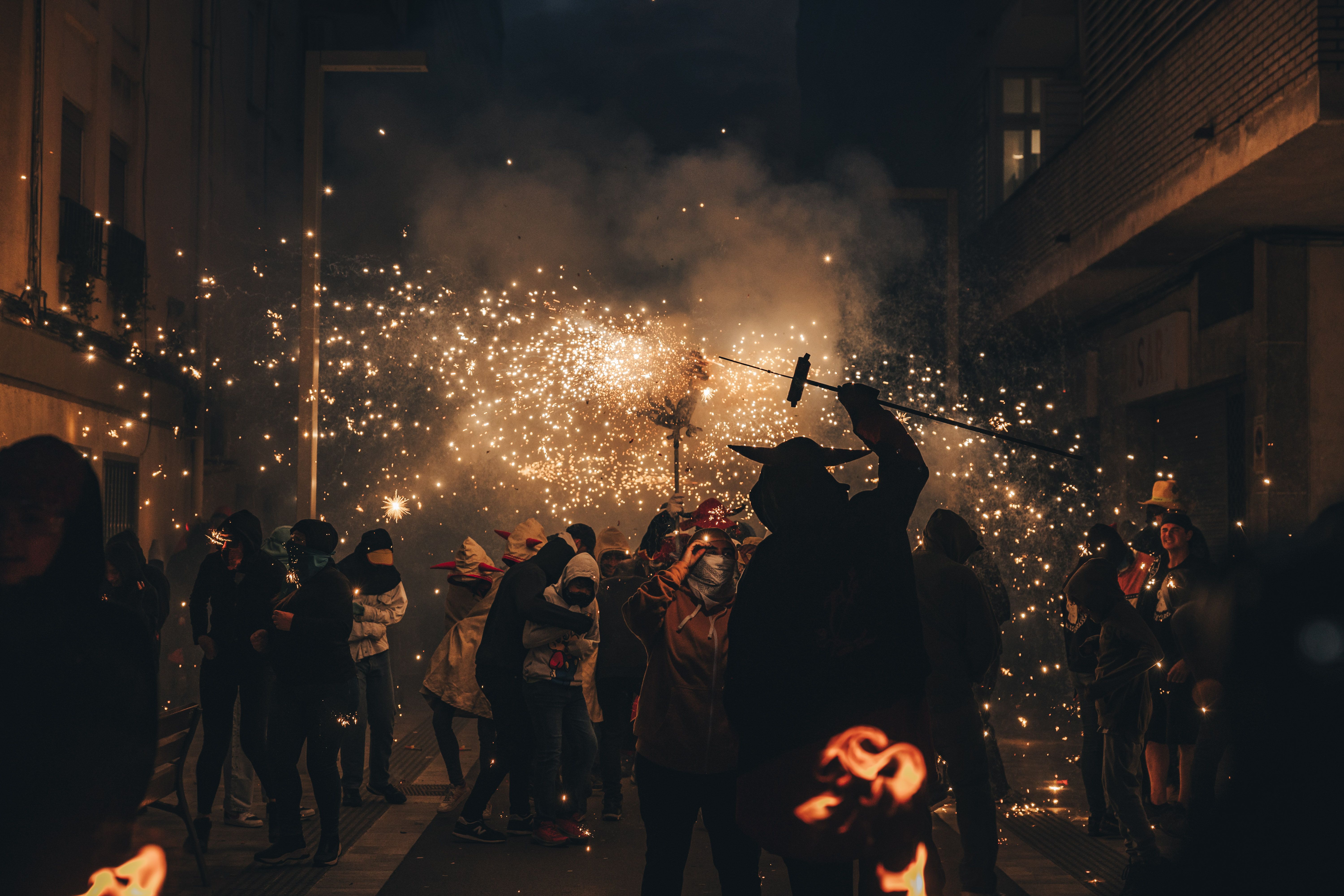 Foc i espurnes omplen la nit del correfoc. FOTO: Arnau Padilla.