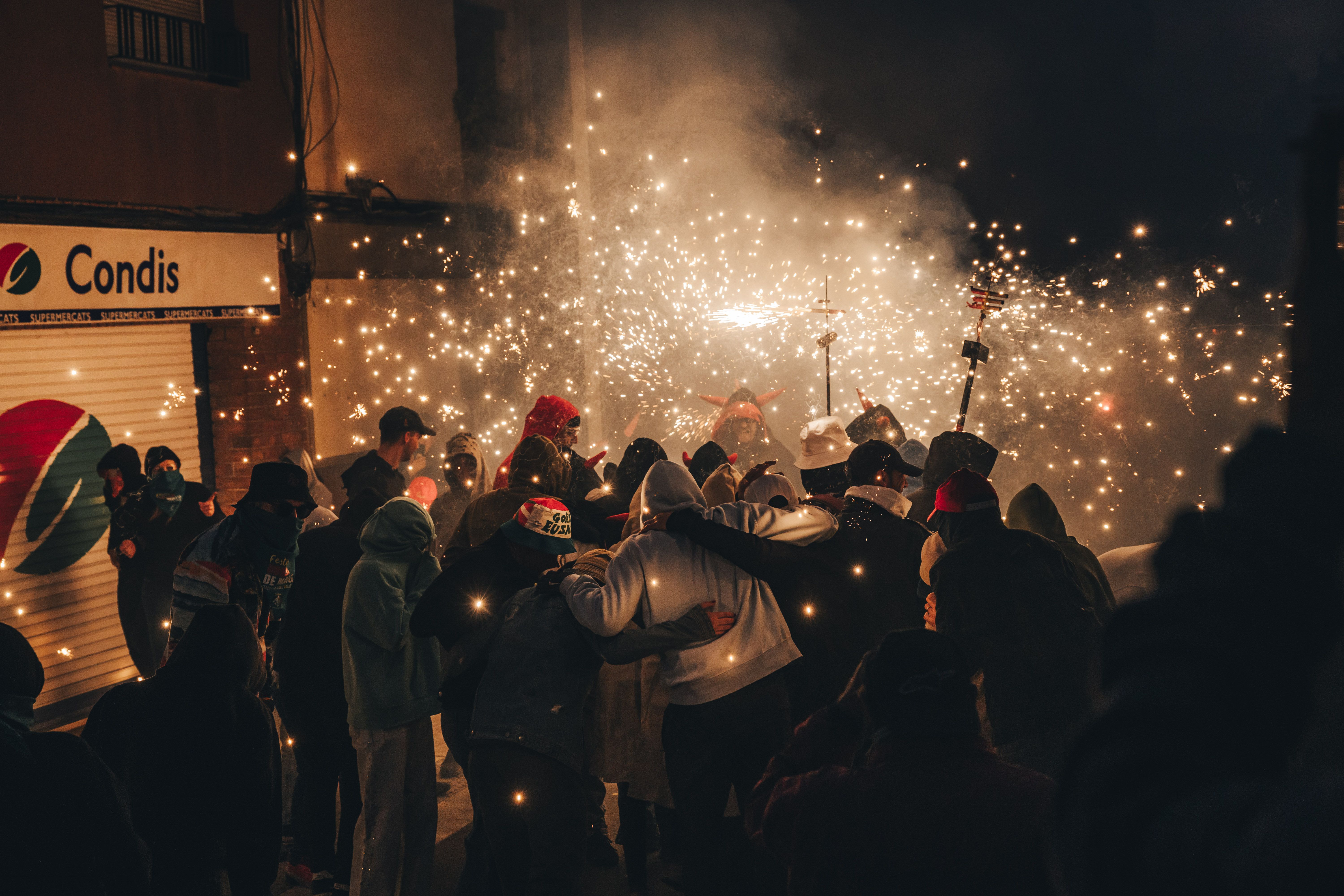 Foc i espurnes omplen la nit del correfoc. FOTO: Arnau Padilla.